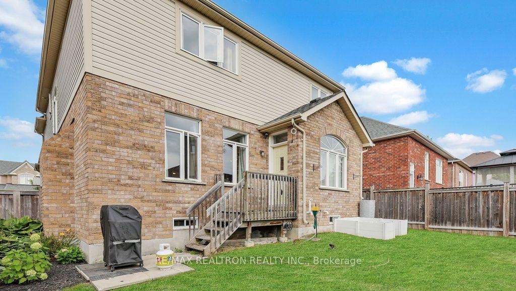 Photo 4 of 96 Piper Crescent, Clarington, Bowmanville — HOMEH