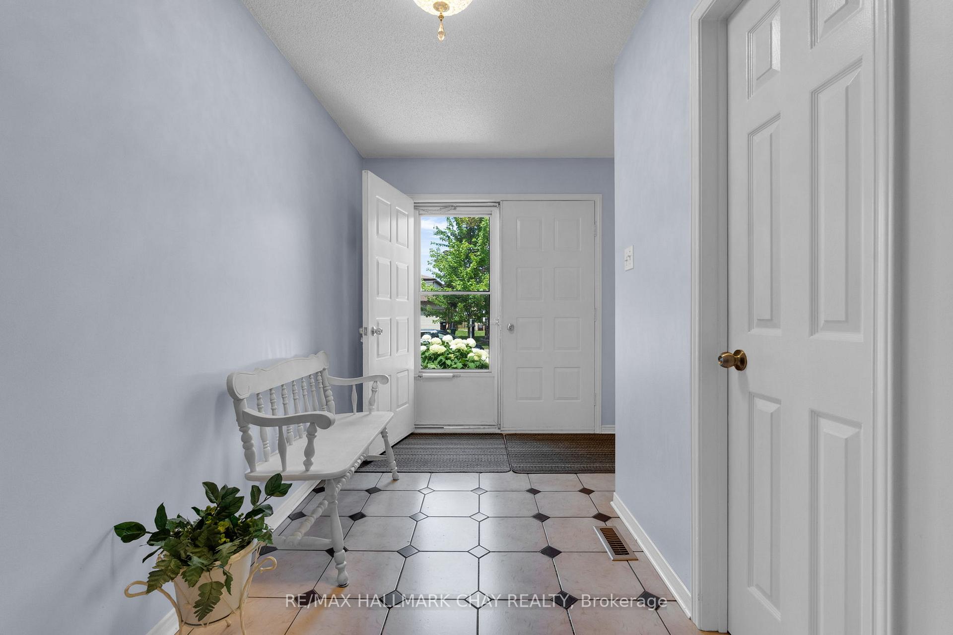 Photo 5 of 86 Trillium Crescent, Barrie, Allandale Heights — HOMEH