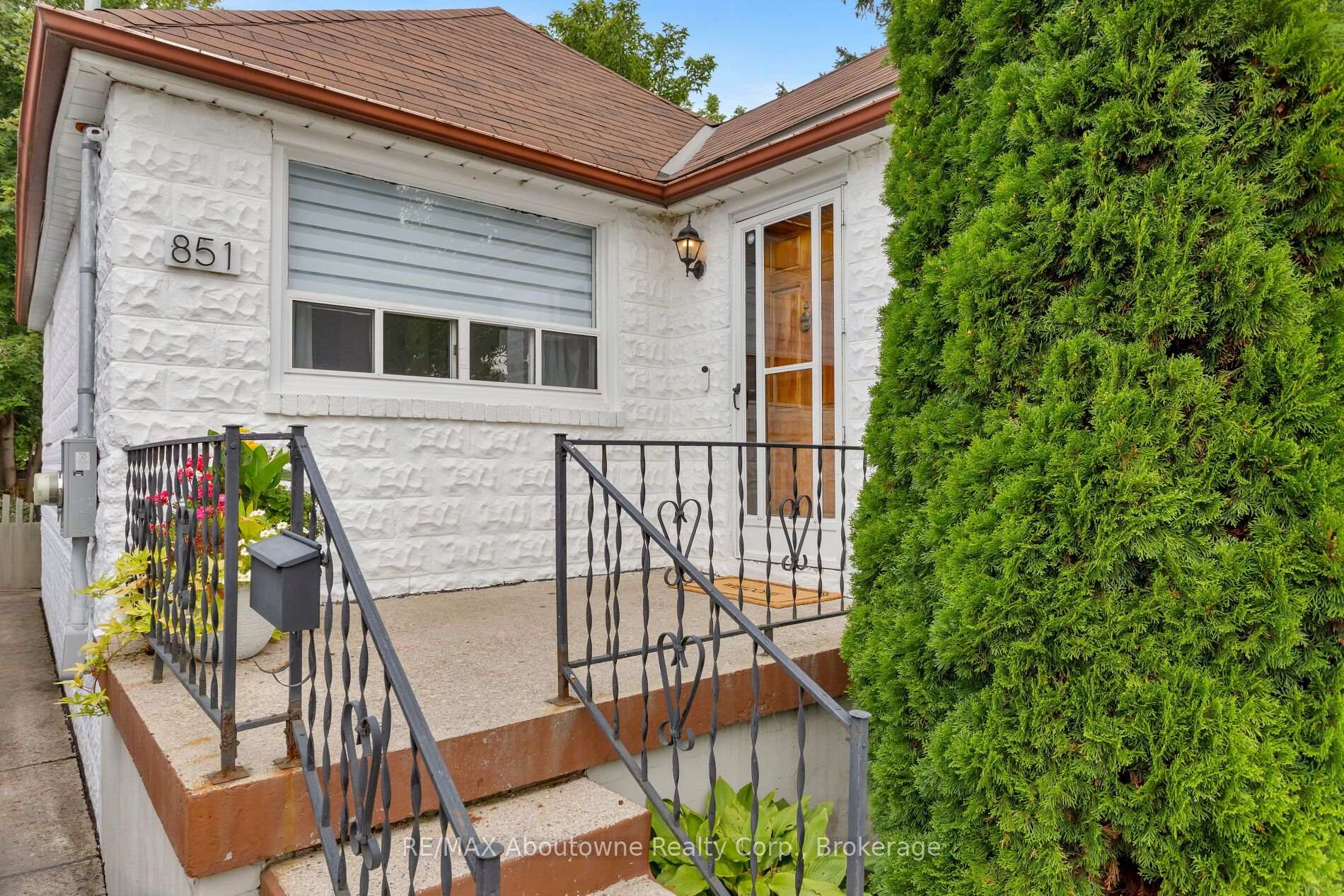 Photo 2 of 851 Fourth Street, Mississauga, Lakeview — HOMEH