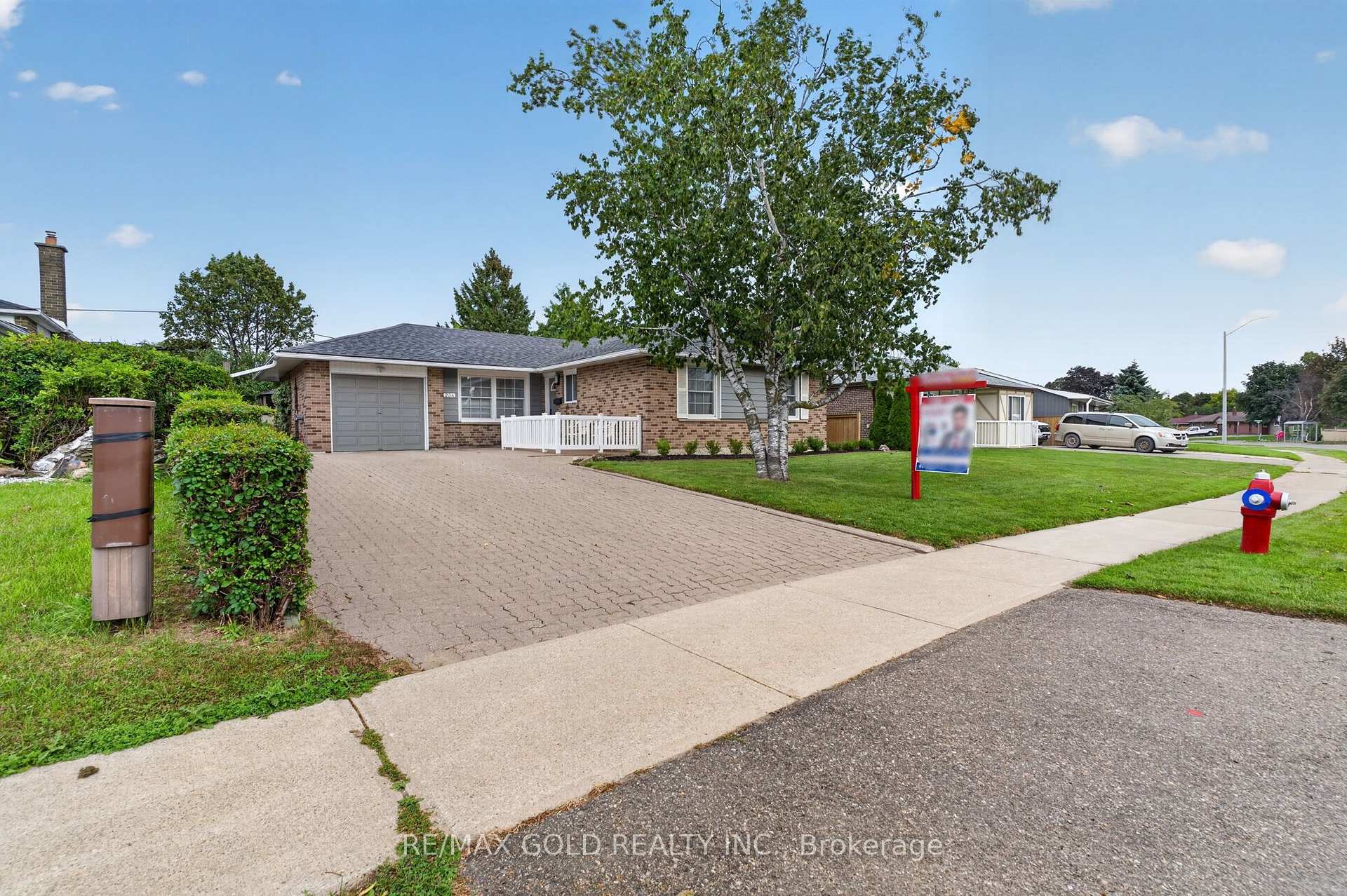 Photo 3 of 234 Avondale Boulevard, Brampton, Avondale — HOMEH