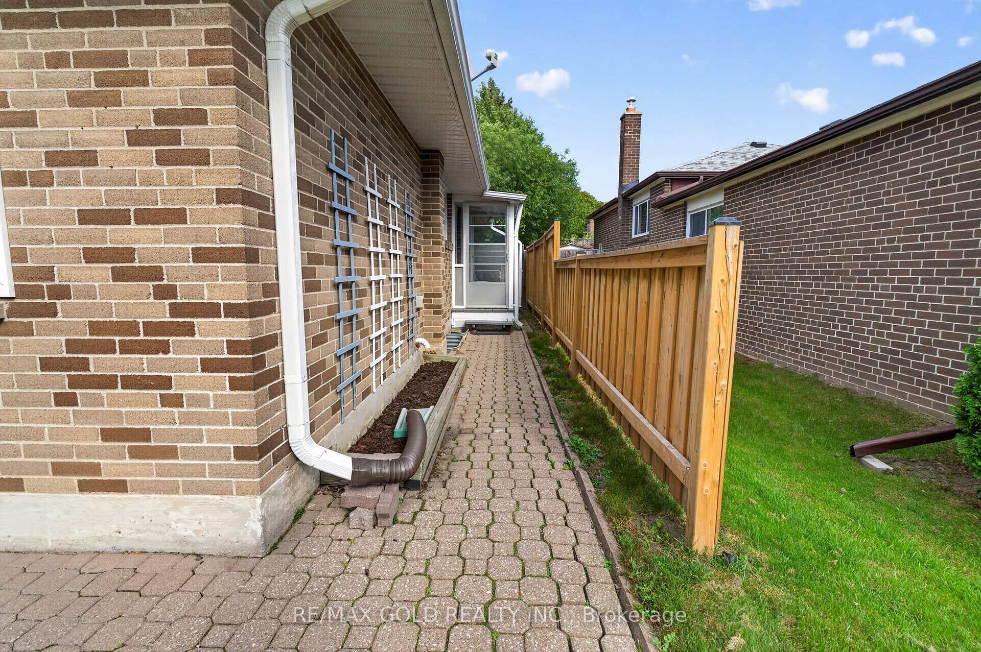 Photo 38 of 234 Avondale Boulevard, Brampton, Avondale — HOMEH