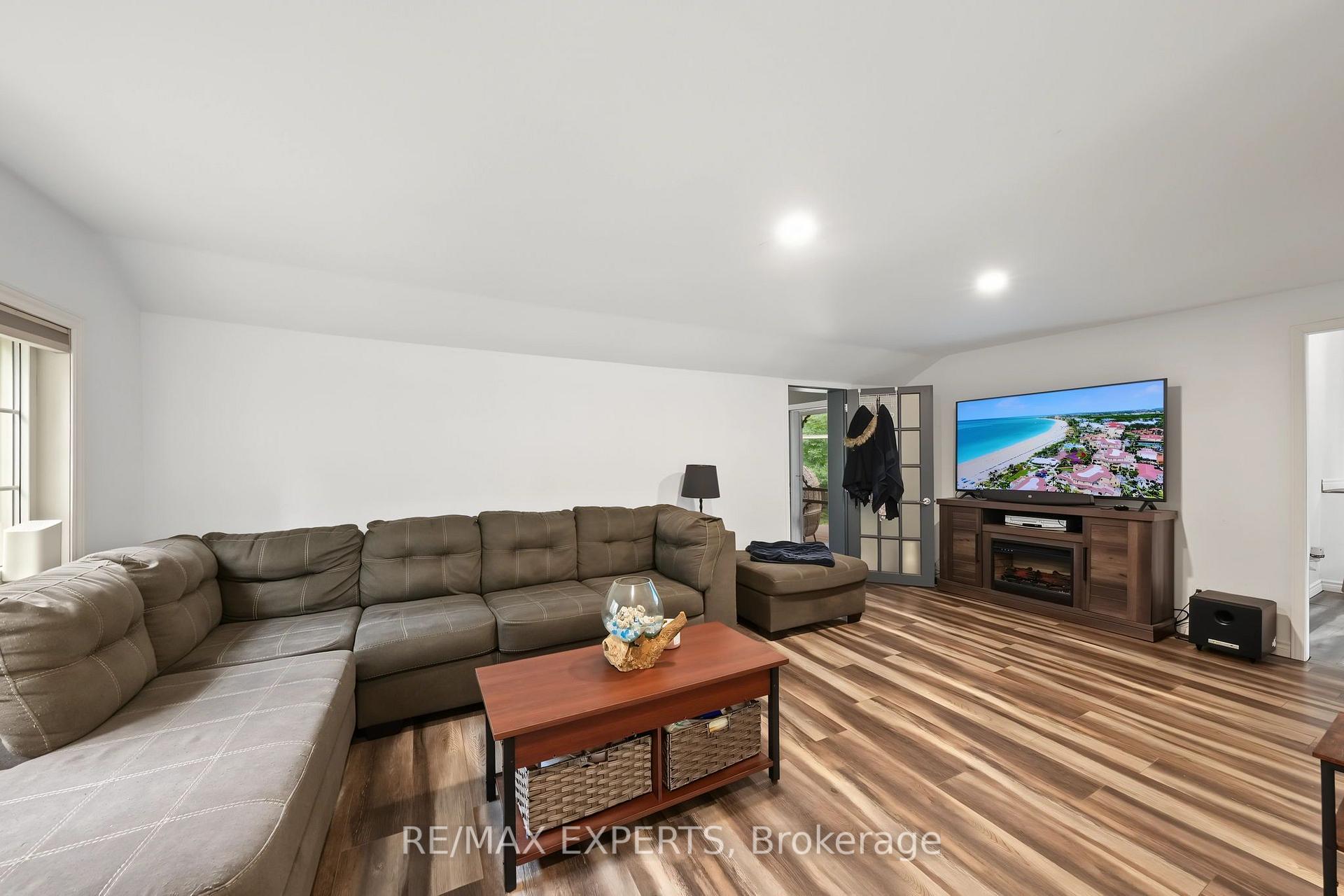 Photo 8 of 1805 Saint John's Road, Innisfil, Alcona — HOMEH