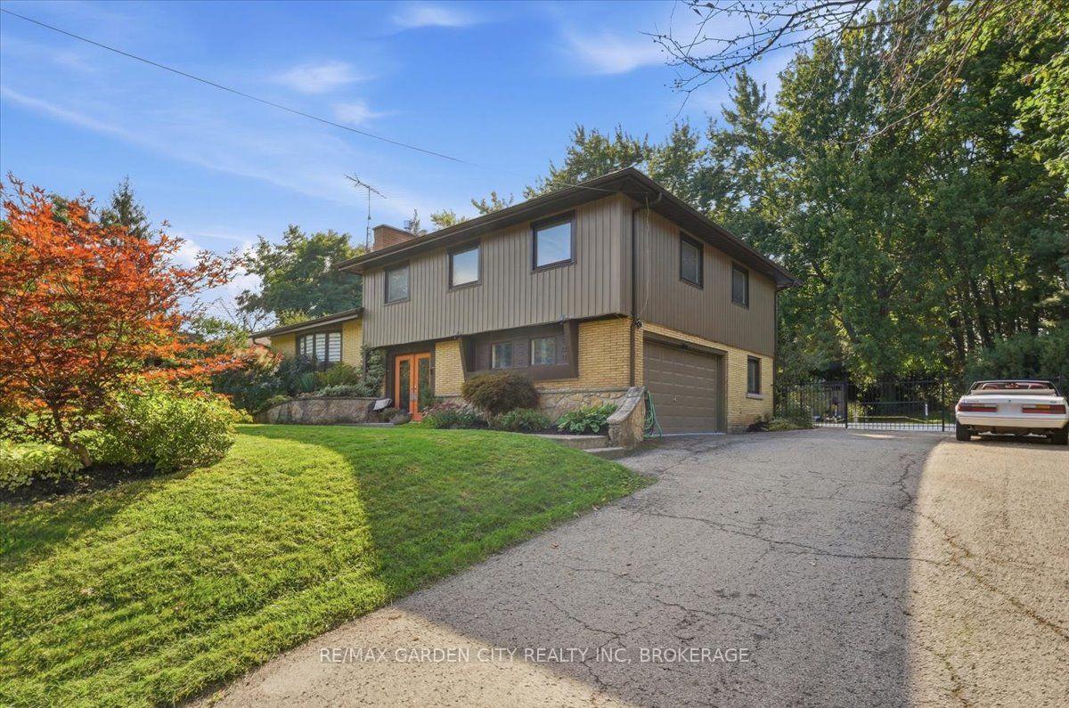 Photo 3 of 16 Pinecrest Court, Pelham, Fonthill — HOMEH