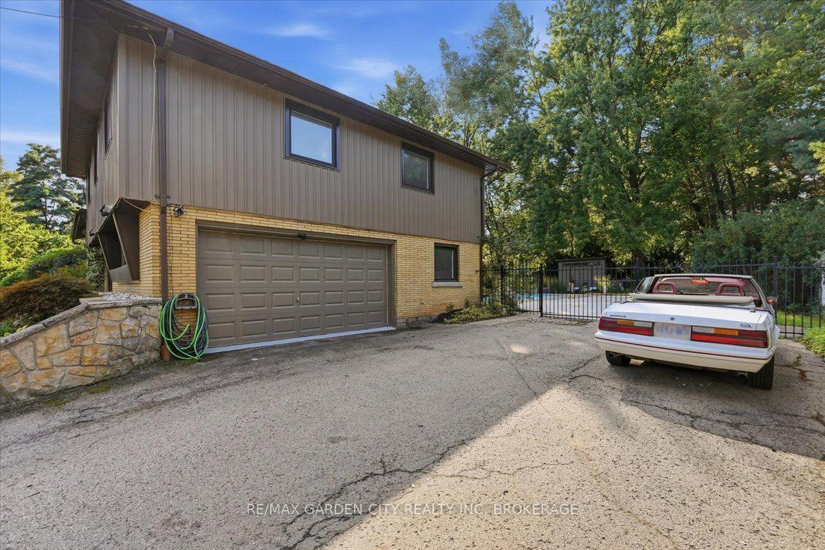 Photo 4 of 16 Pinecrest Court, Pelham, Fonthill — HOMEH