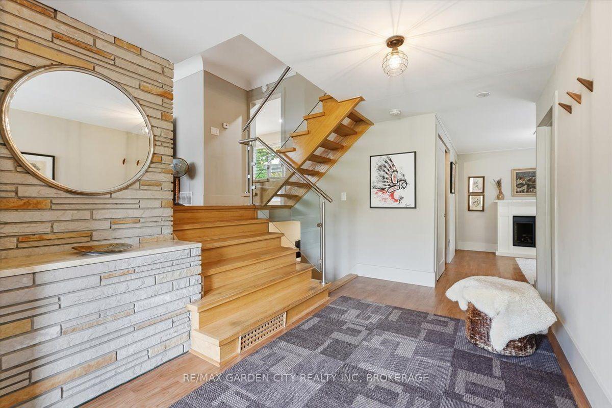 Photo 8 of 16 Pinecrest Court, Pelham, Fonthill — HOMEH