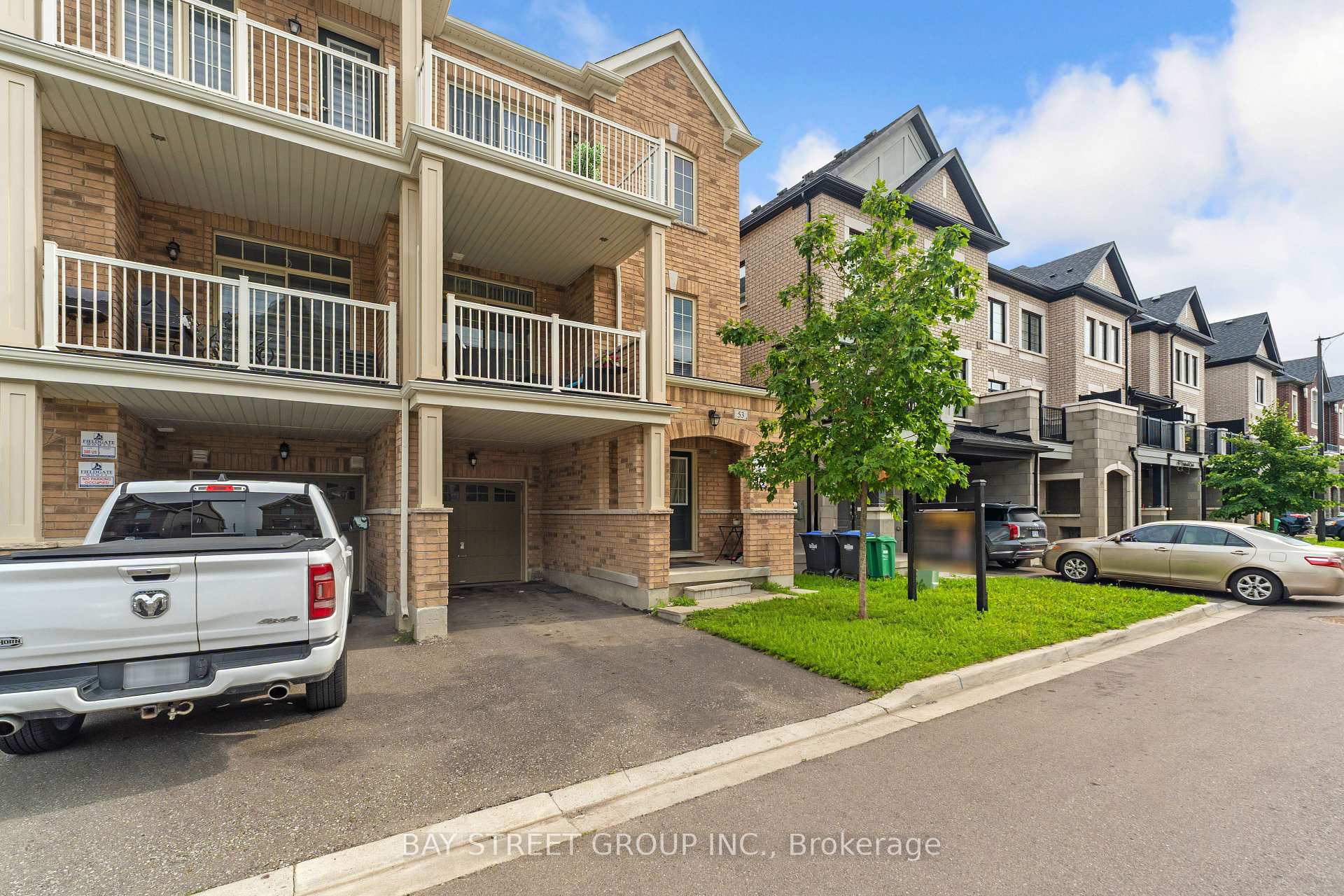 Photo 2 of 53 Fruitvale Circle, Brampton, Northwest Brampton — HOMEH