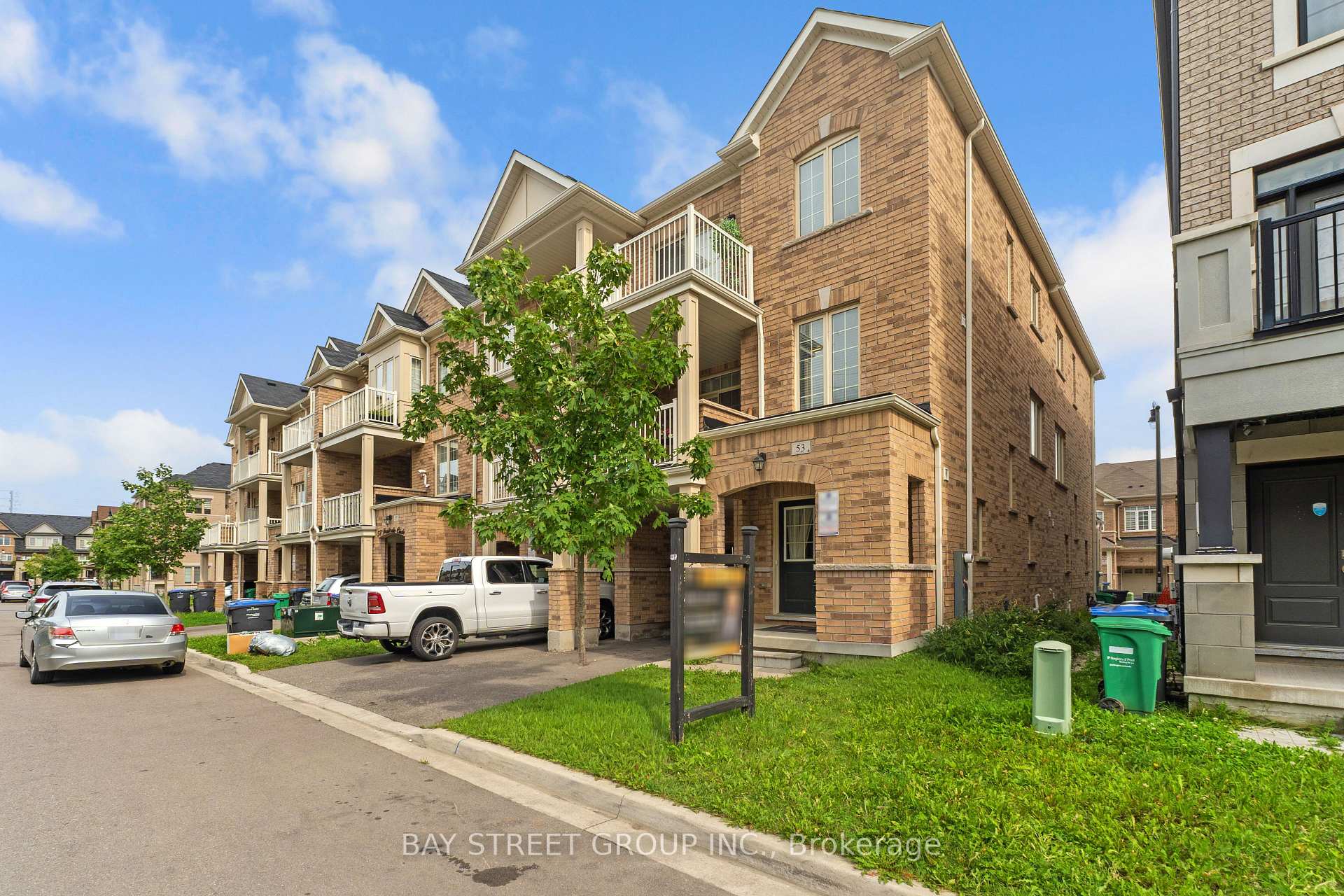 Photo 3 of 53 Fruitvale Circle, Brampton, Northwest Brampton — HOMEH