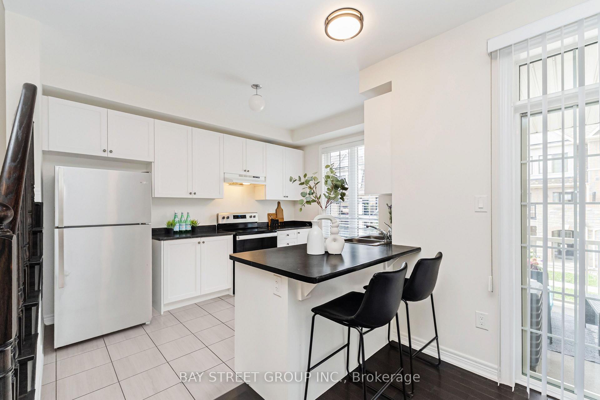 Photo 11 of 53 Fruitvale Circle, Brampton, Northwest Brampton — HOMEH