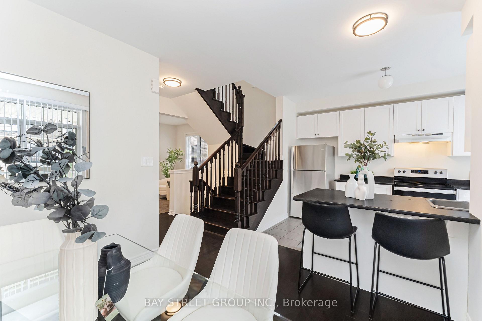 Photo 13 of 53 Fruitvale Circle, Brampton, Northwest Brampton — HOMEH
