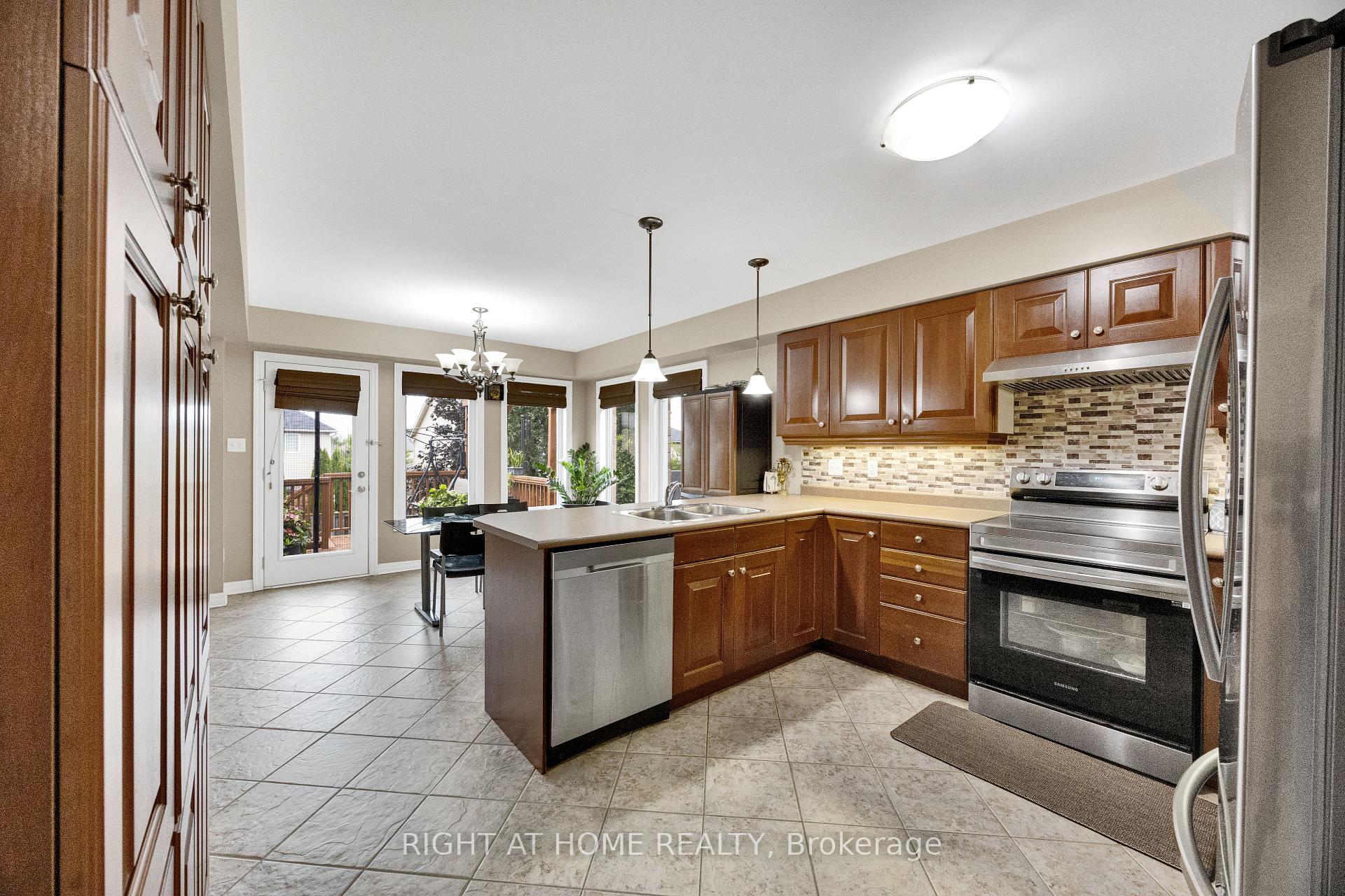Photo 11 of 3184 Pomeroy Lane, London, South V — HOMEH