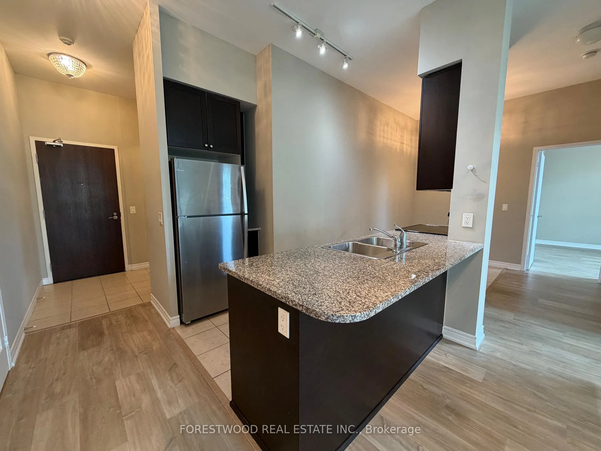 Photo 5 of Unit 101, 339 Rathburn Road W, Mississauga, City Centre — HOMEH