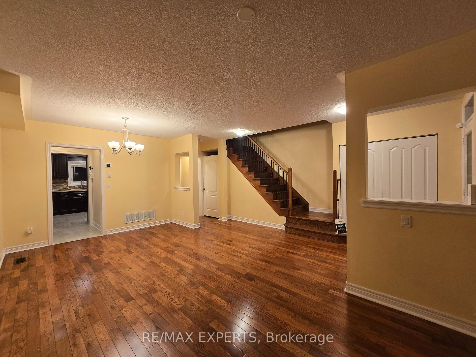 Photo 5 of 48 Dunvegan Crescent, Brampton, Fletcher's Meadow — HOMEH