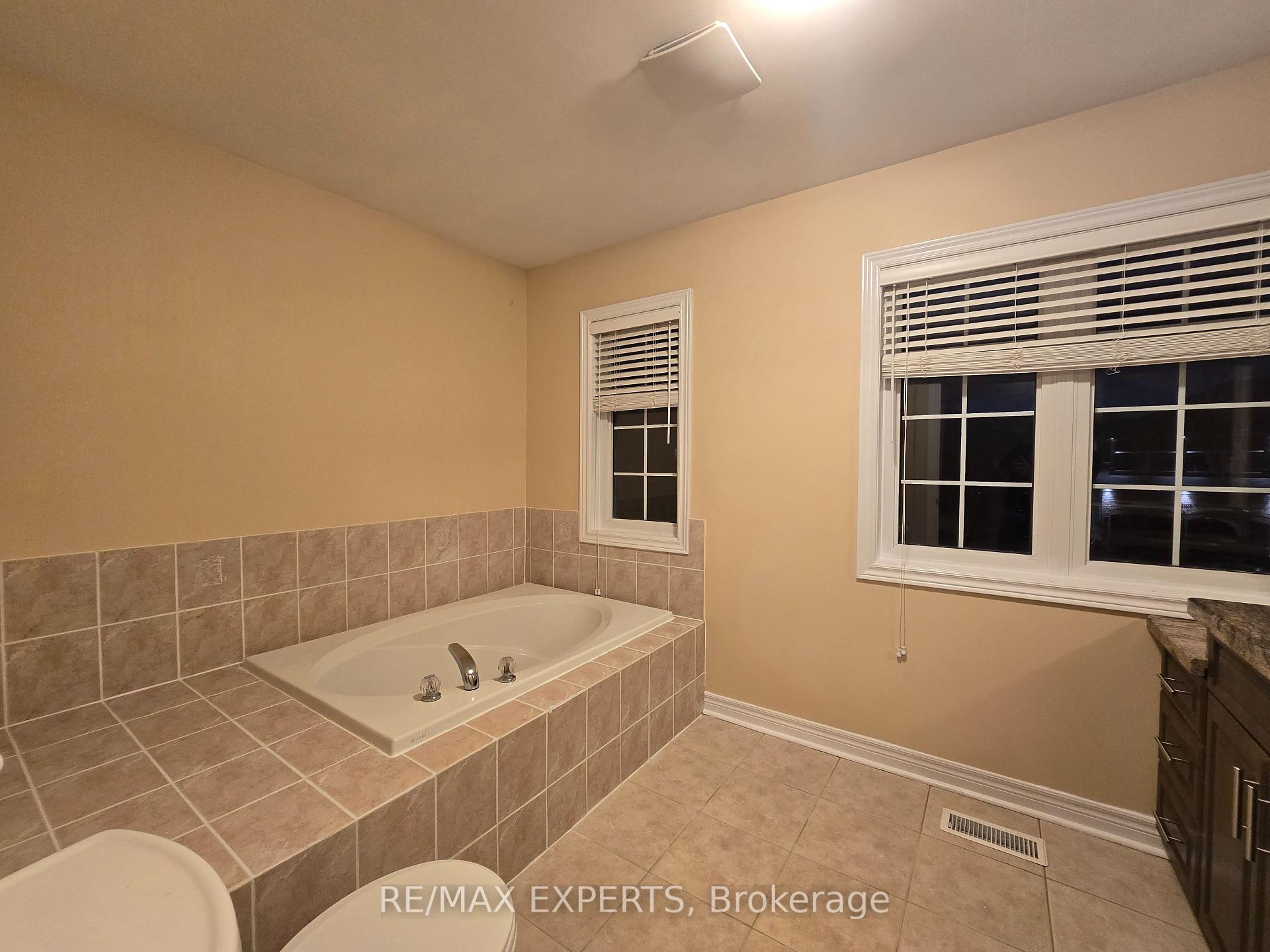 Photo 29 of 48 Dunvegan Crescent, Brampton, Fletcher's Meadow — HOMEH