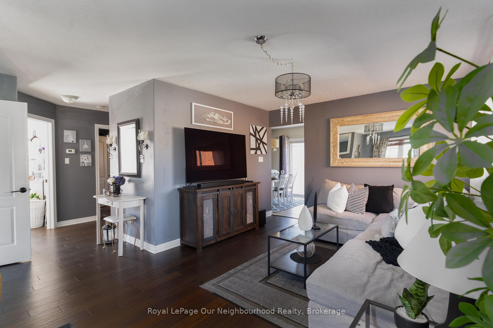 Photo 5 of 99 Sweetnam Drive, Kawartha Lakes, Lindsay — HOMEH