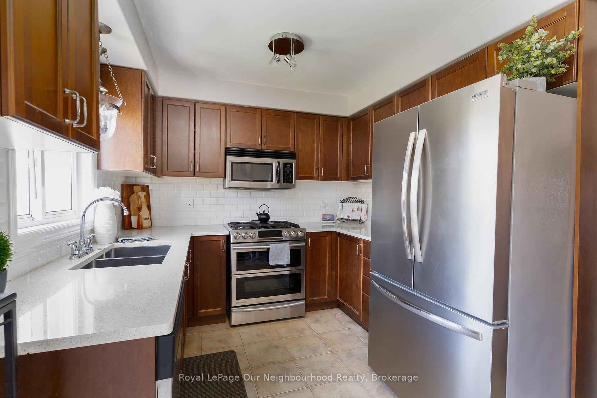 Photo 8 of 99 Sweetnam Drive, Kawartha Lakes, Lindsay — HOMEH
