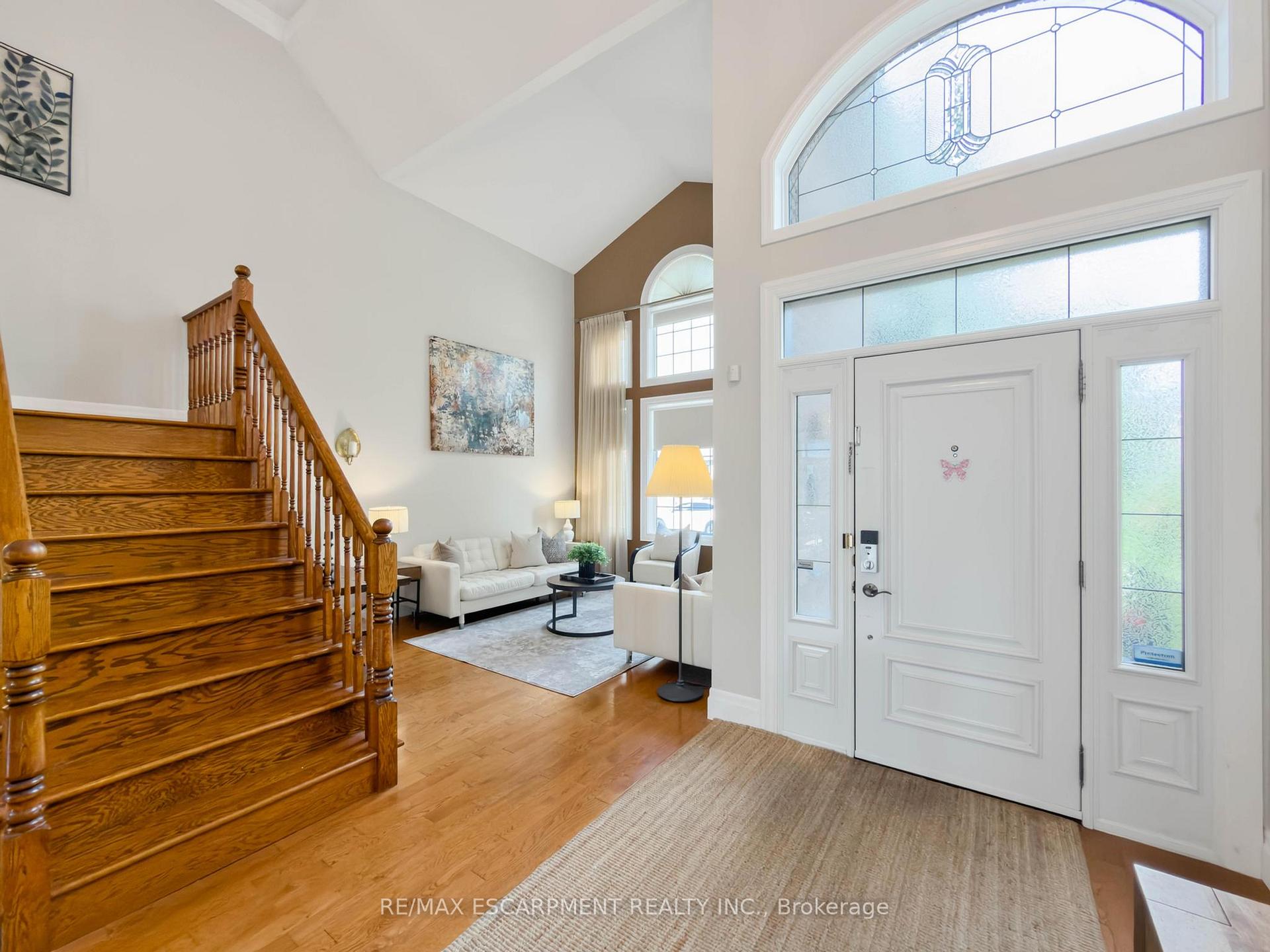 Photo 5 of 1396 Thorncrest Crescent, Oakville, West Oak Trails — HOMEH