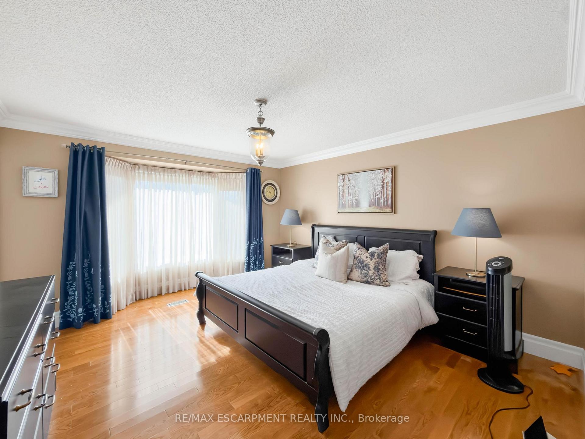 Photo 23 of 1396 Thorncrest Crescent, Oakville, West Oak Trails — HOMEH