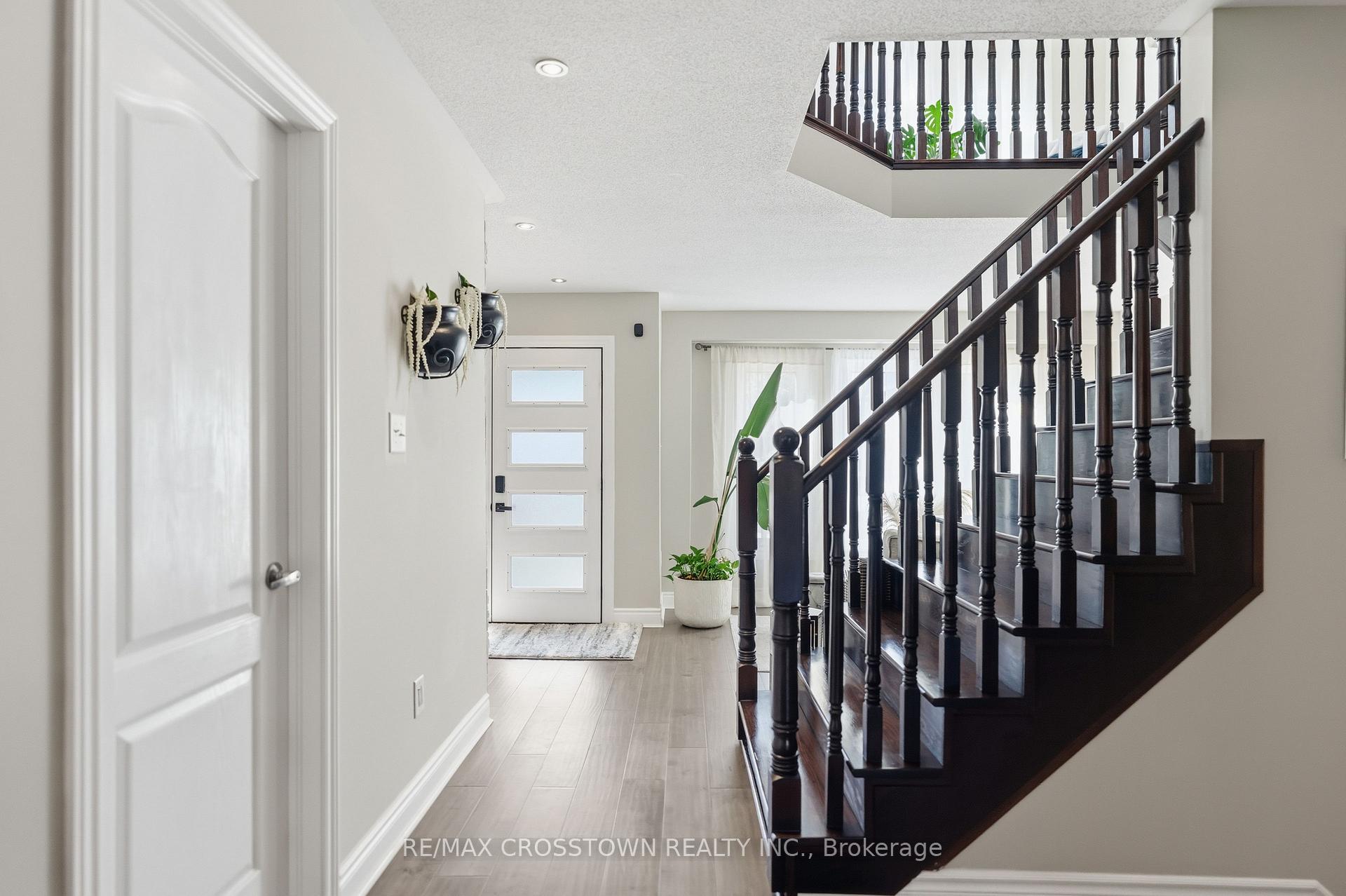 Photo 3 of 17 Counsellor Terrace, Barrie, Innis-Shore — HOMEH