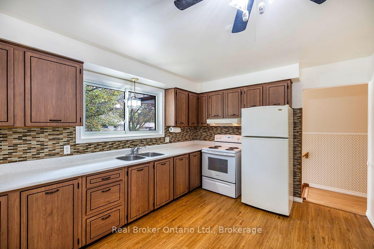 Photo 4 of 32 Strike Avenue, Clarington, Bowmanville — HOMEH