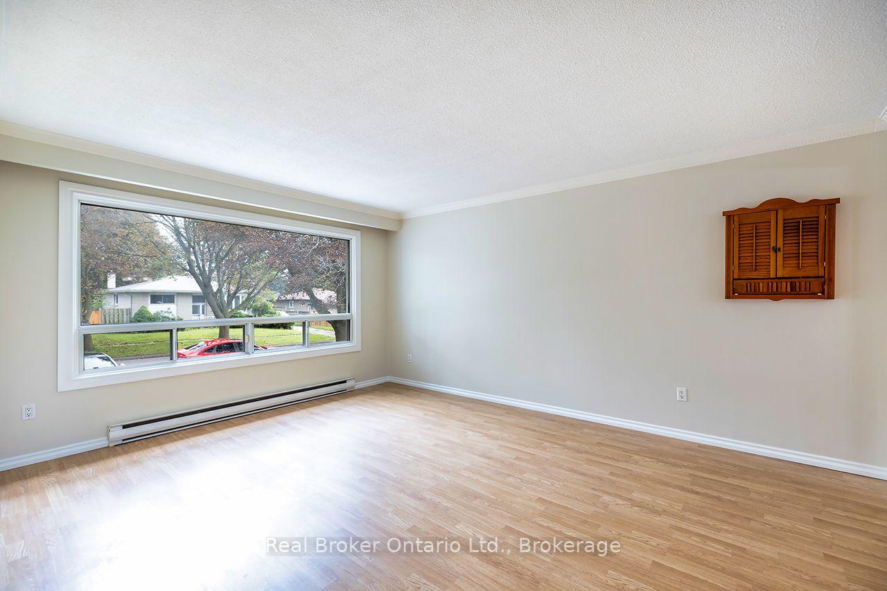 Photo 7 of 32 Strike Avenue, Clarington, Bowmanville — HOMEH