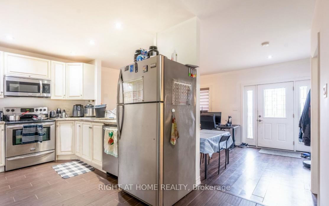 Photo 11 of 180 Blake Street, Barrie, 400 East — HOMEH