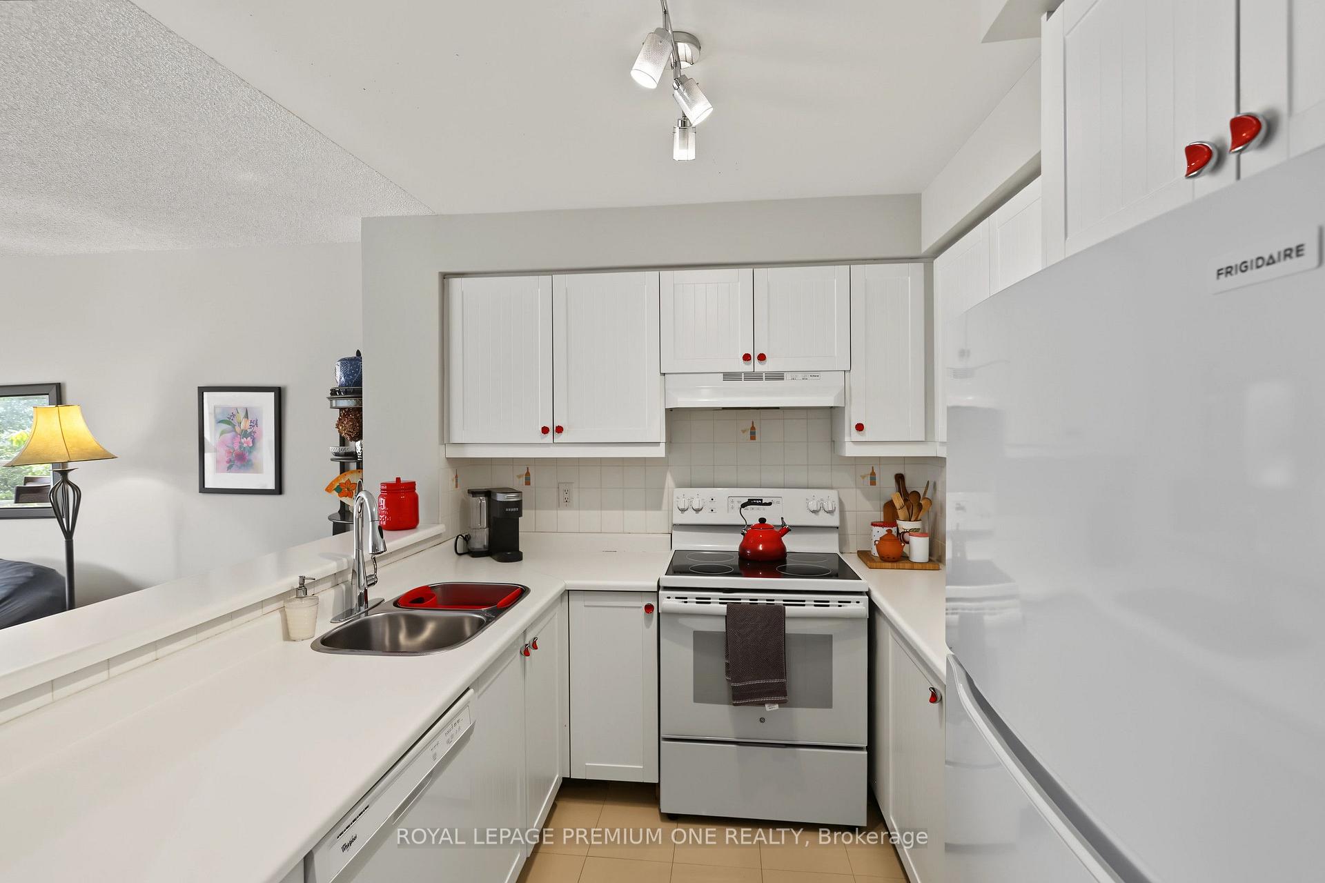Photo 5 of 2267 Lake Shore Boulevard, Etobicoke, Mimico — HOMEH