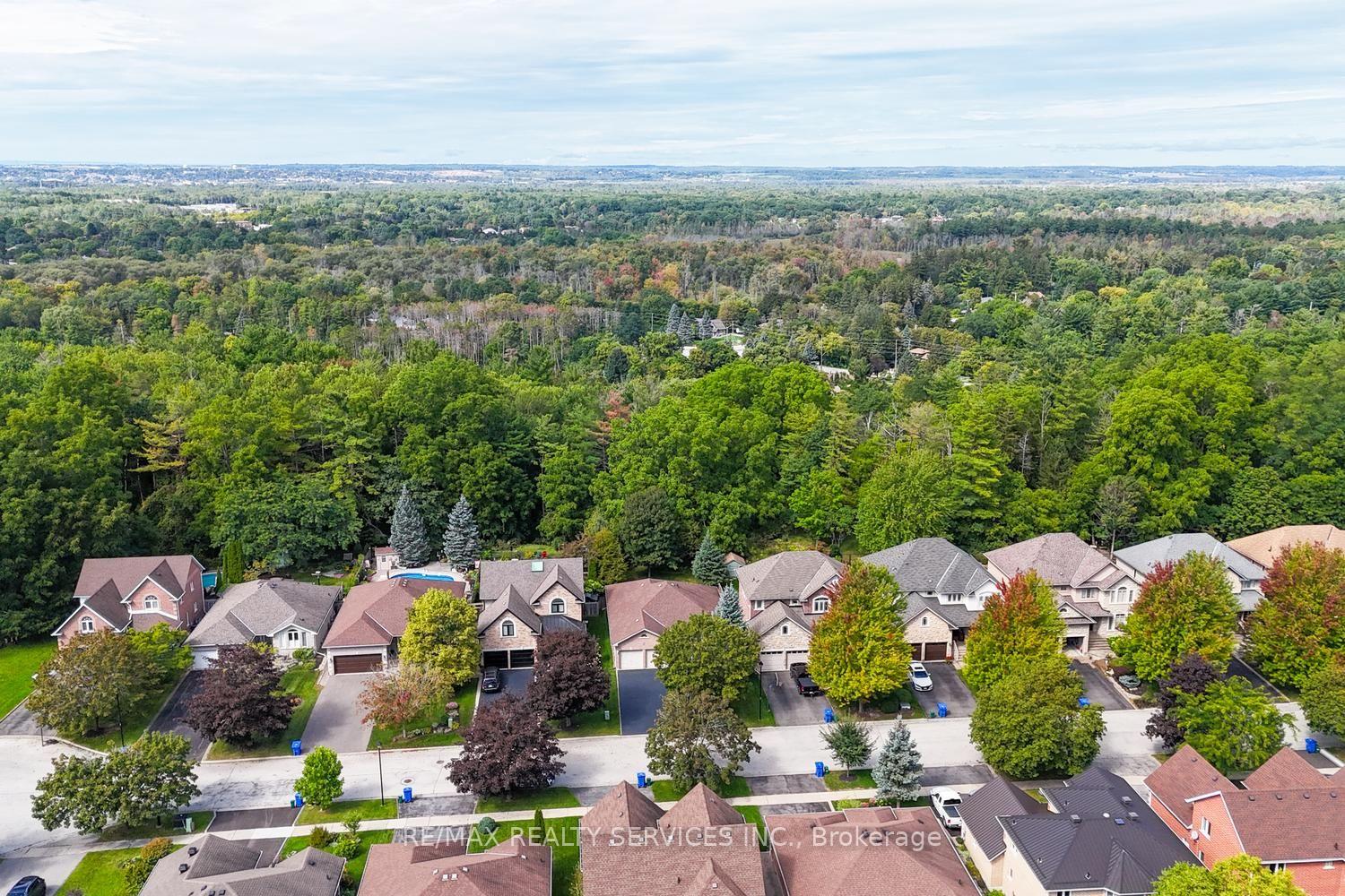 Photo 4 of 10 Brent Road, East Gwillimbury, Holland Landing — HOMEH