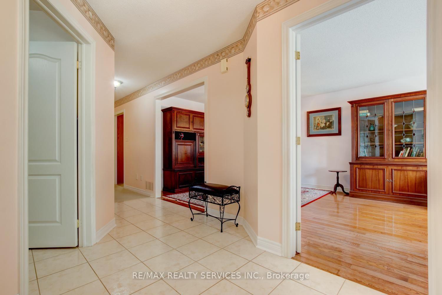Photo 6 of 10 Brent Road, East Gwillimbury, Holland Landing — HOMEH