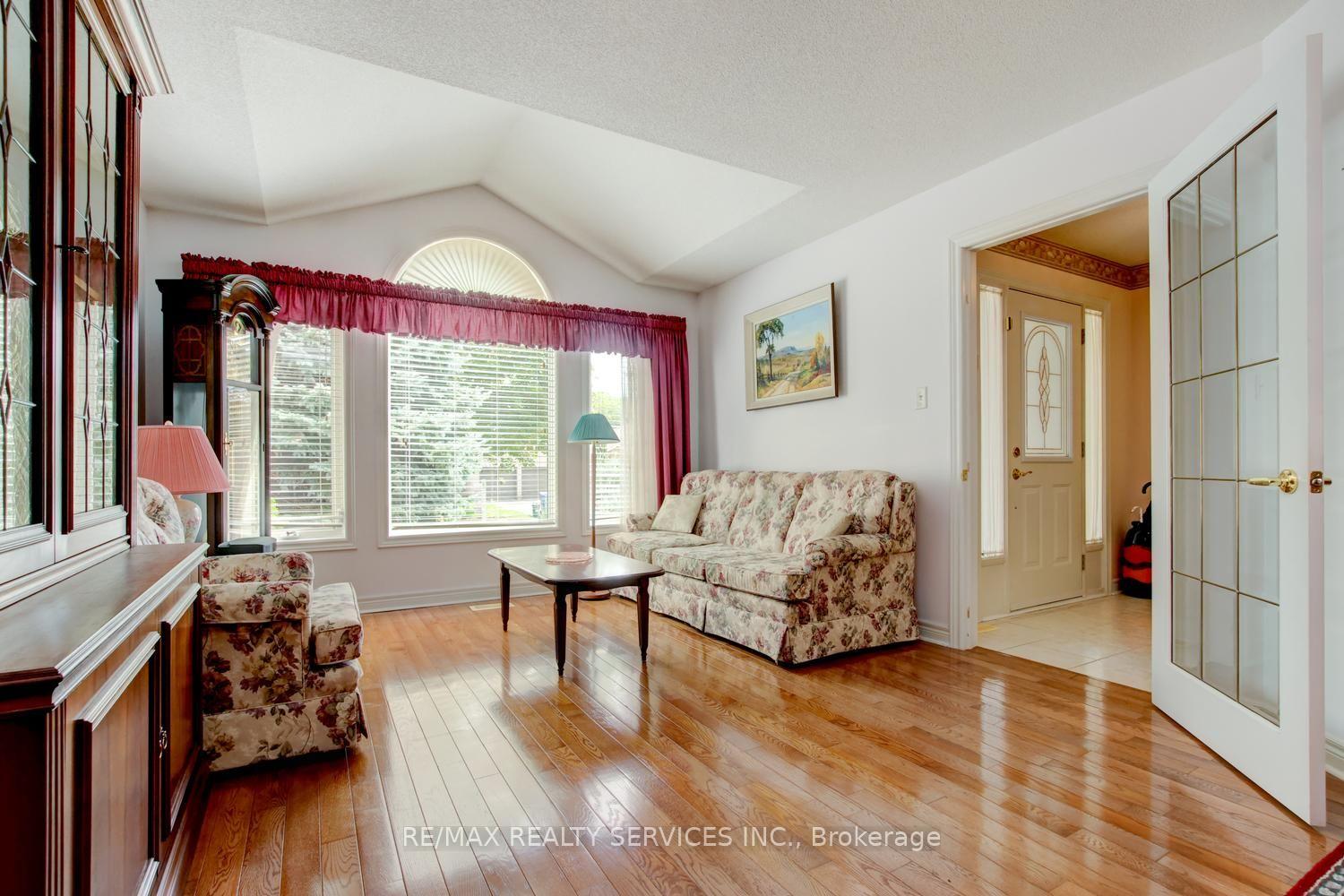 Photo 7 of 10 Brent Road, East Gwillimbury, Holland Landing — HOMEH