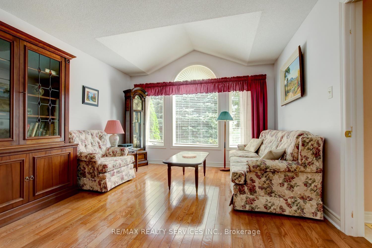 Photo 8 of 10 Brent Road, East Gwillimbury, Holland Landing — HOMEH