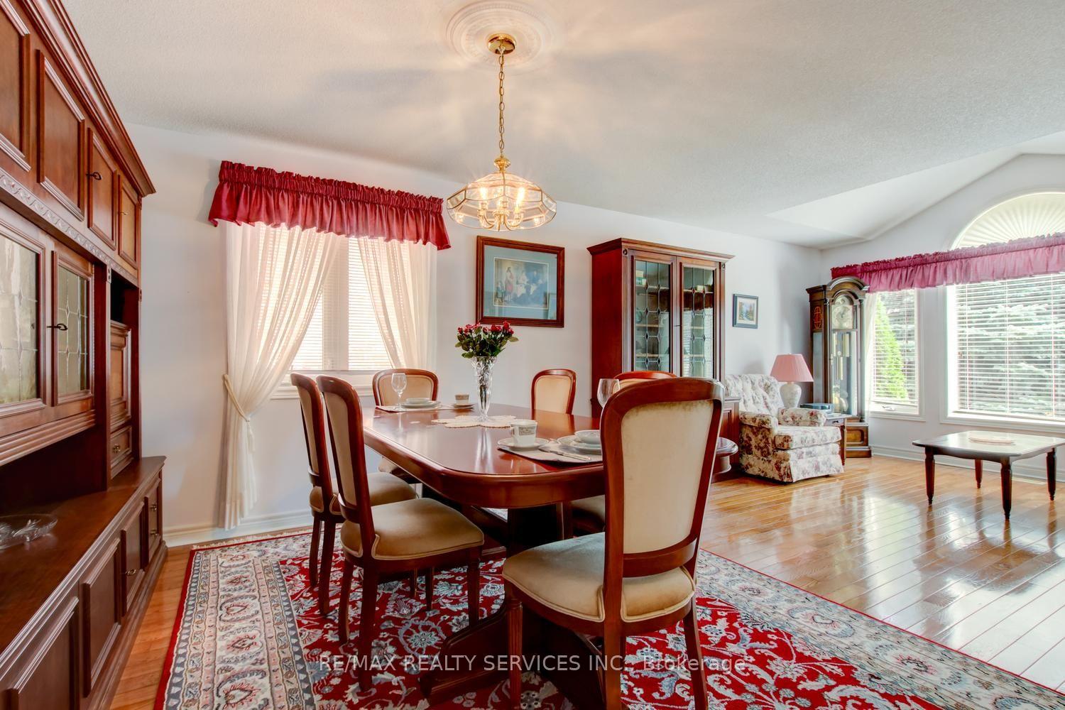 Photo 10 of 10 Brent Road, East Gwillimbury, Holland Landing — HOMEH