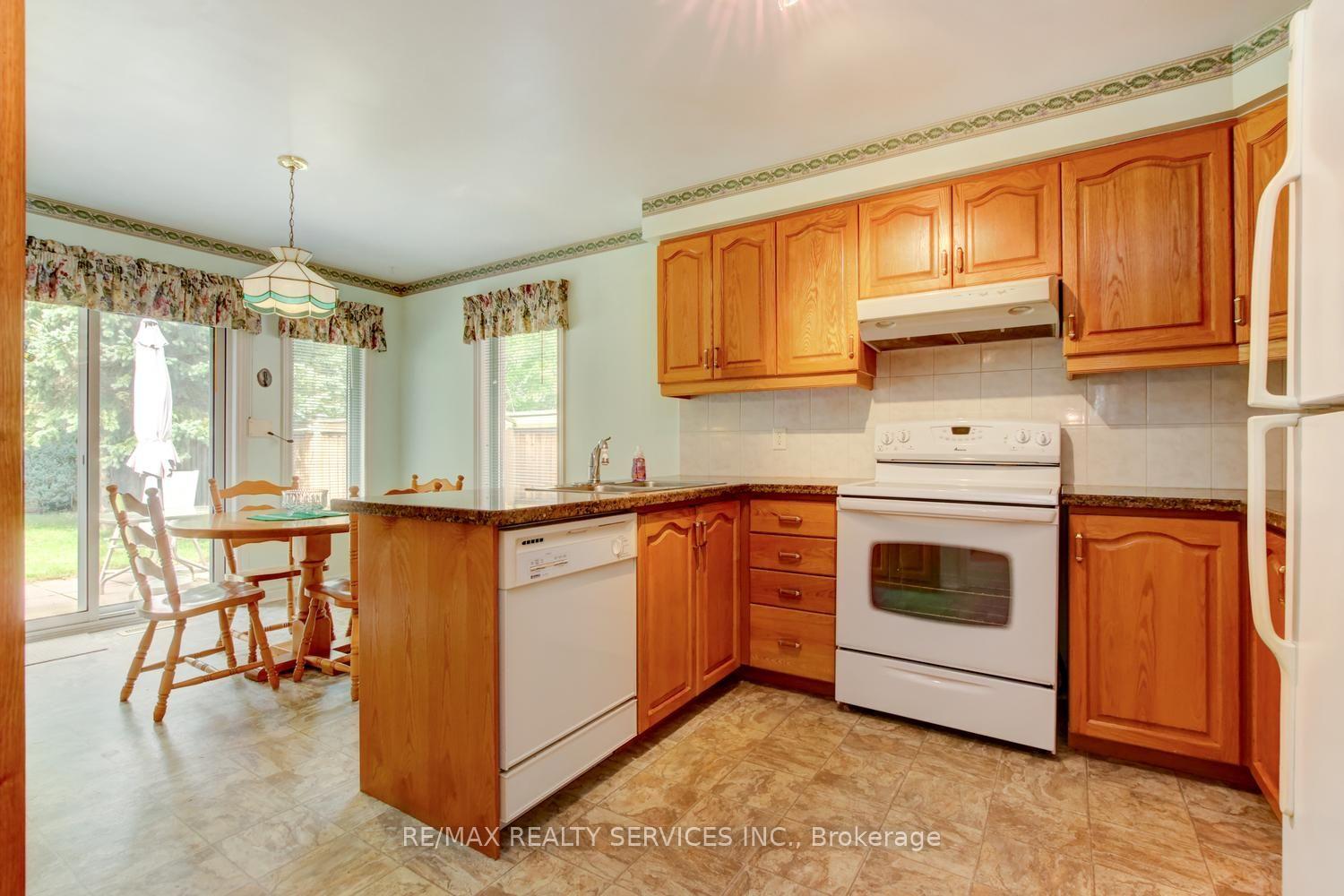 Photo 12 of 10 Brent Road, East Gwillimbury, Holland Landing — HOMEH