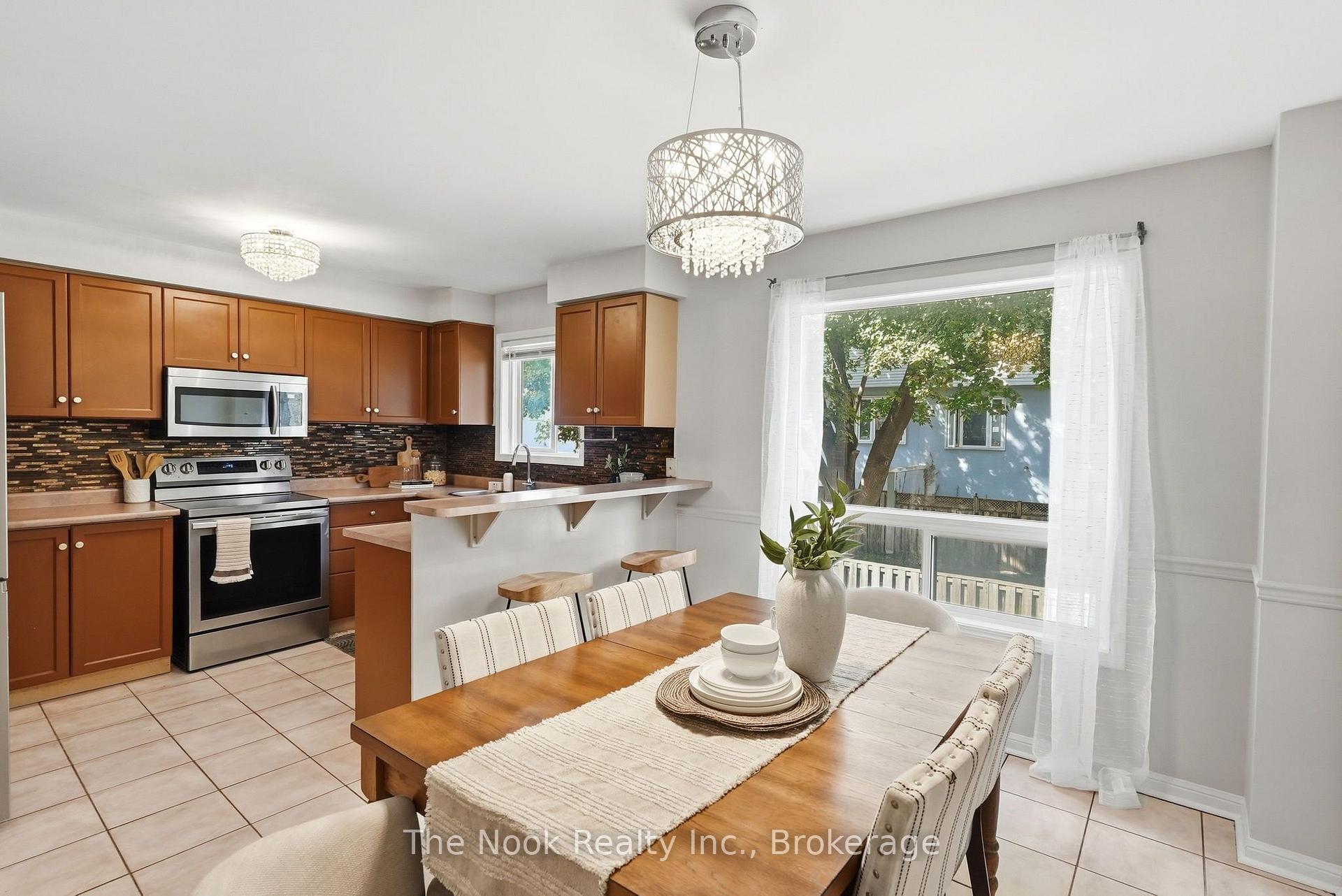 Photo 12 of 33 Aspen Park Way, Whitby, Downtown Whitby — HOMEH