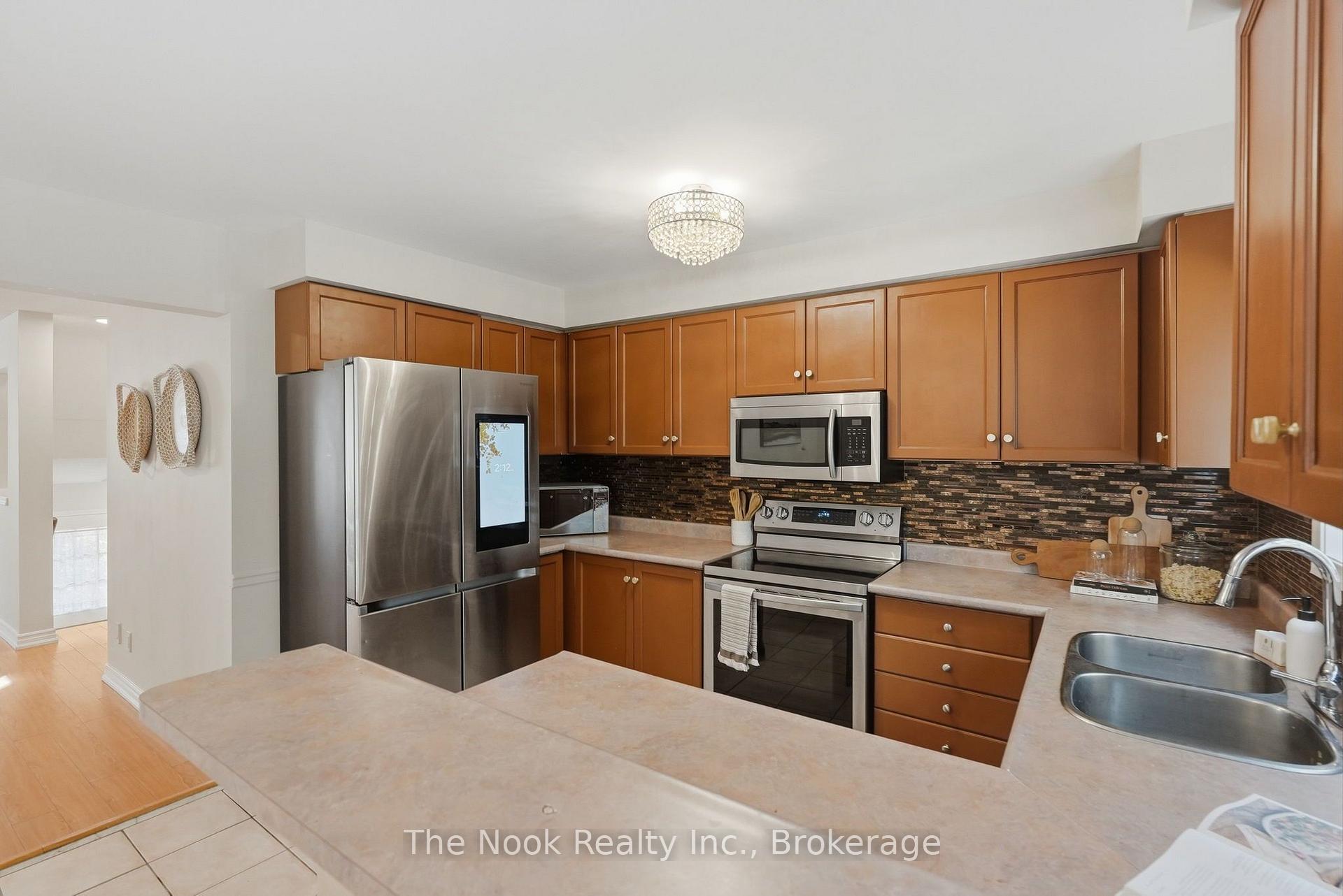 Photo 15 of 33 Aspen Park Way, Whitby, Downtown Whitby — HOMEH