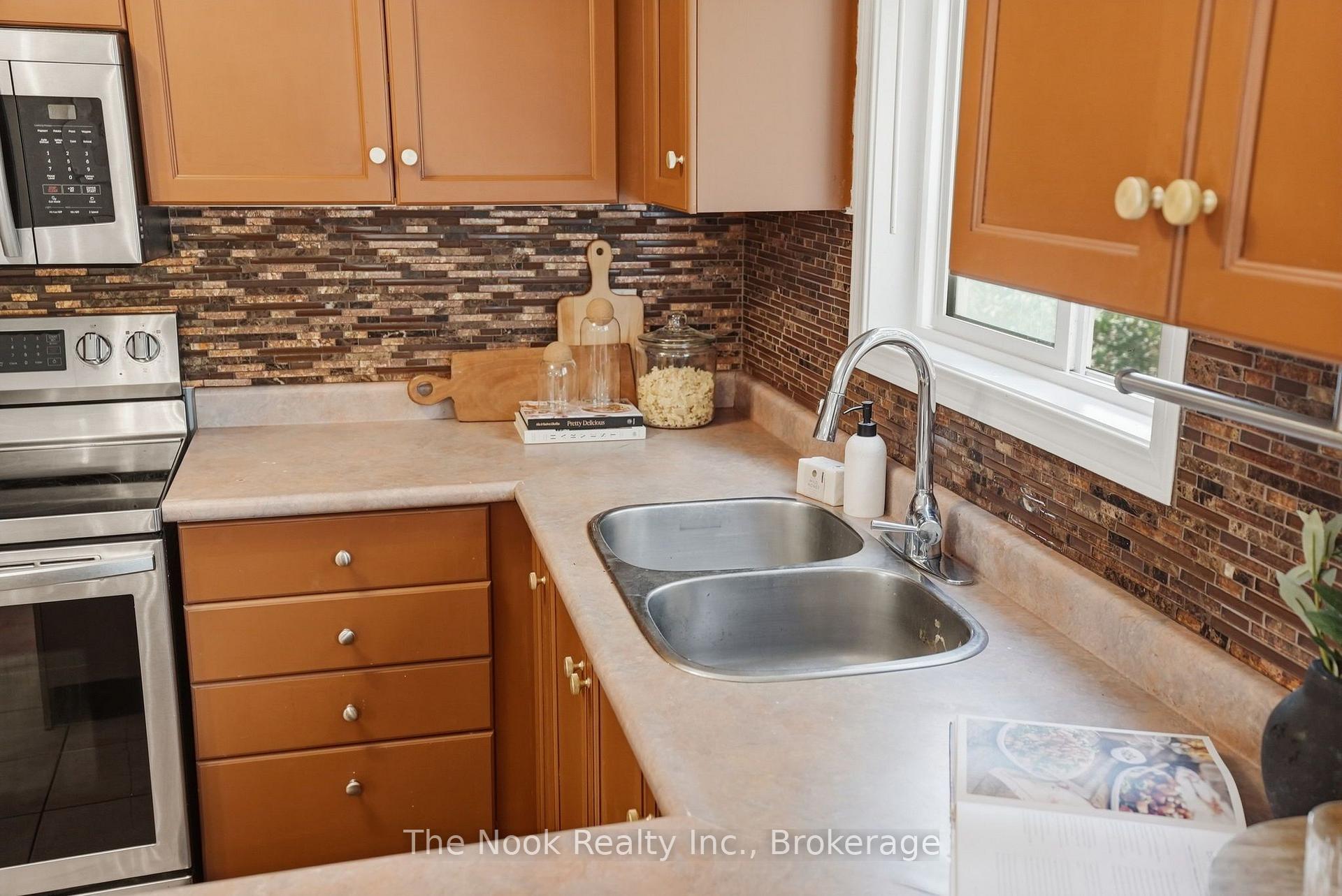 Photo 16 of 33 Aspen Park Way, Whitby, Downtown Whitby — HOMEH