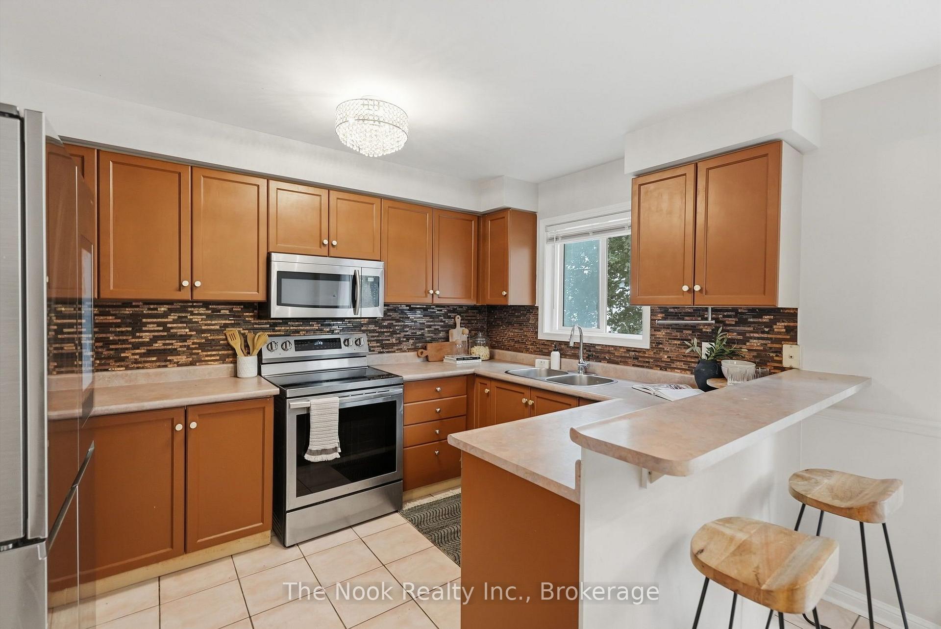 Photo 17 of 33 Aspen Park Way, Whitby, Downtown Whitby — HOMEH