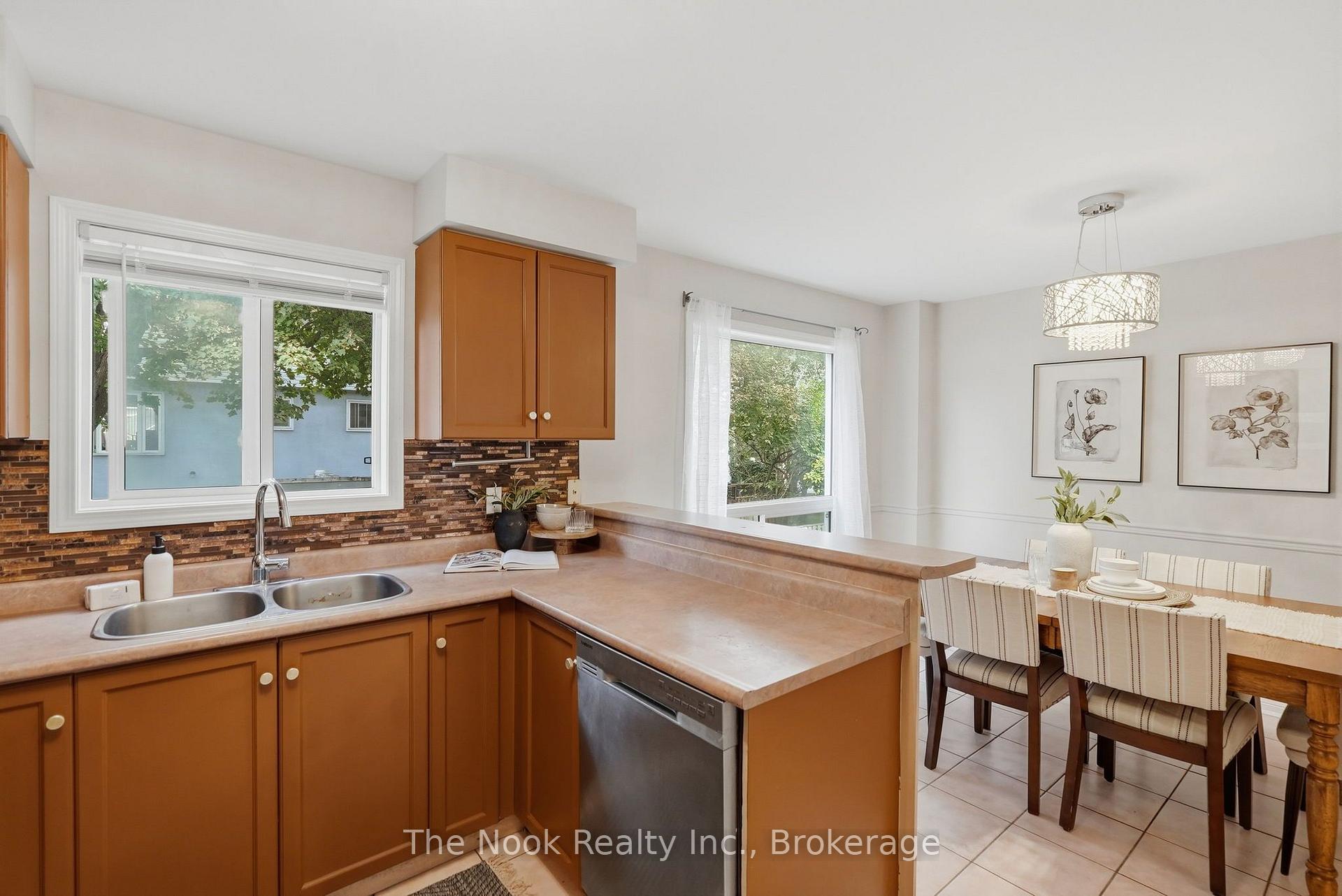 Photo 18 of 33 Aspen Park Way, Whitby, Downtown Whitby — HOMEH