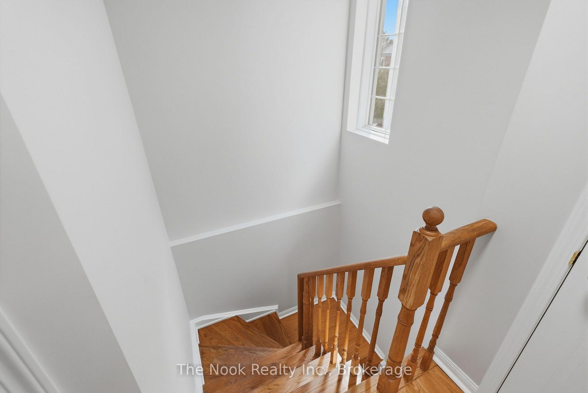 Photo 23 of 33 Aspen Park Way, Whitby, Downtown Whitby — HOMEH