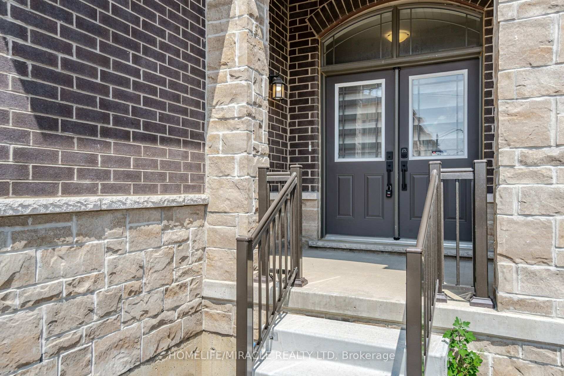 Photo 2 of 105 Court Drive, Brant, Paris — HOMEH