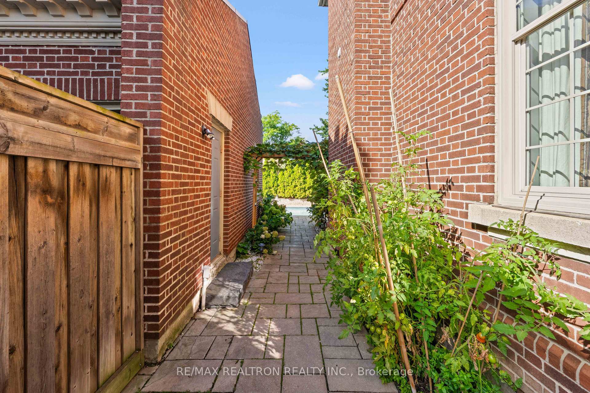Photo 41 of 6 Oatlands Drive, Richmond Hill, Mill Pond — HOMEH