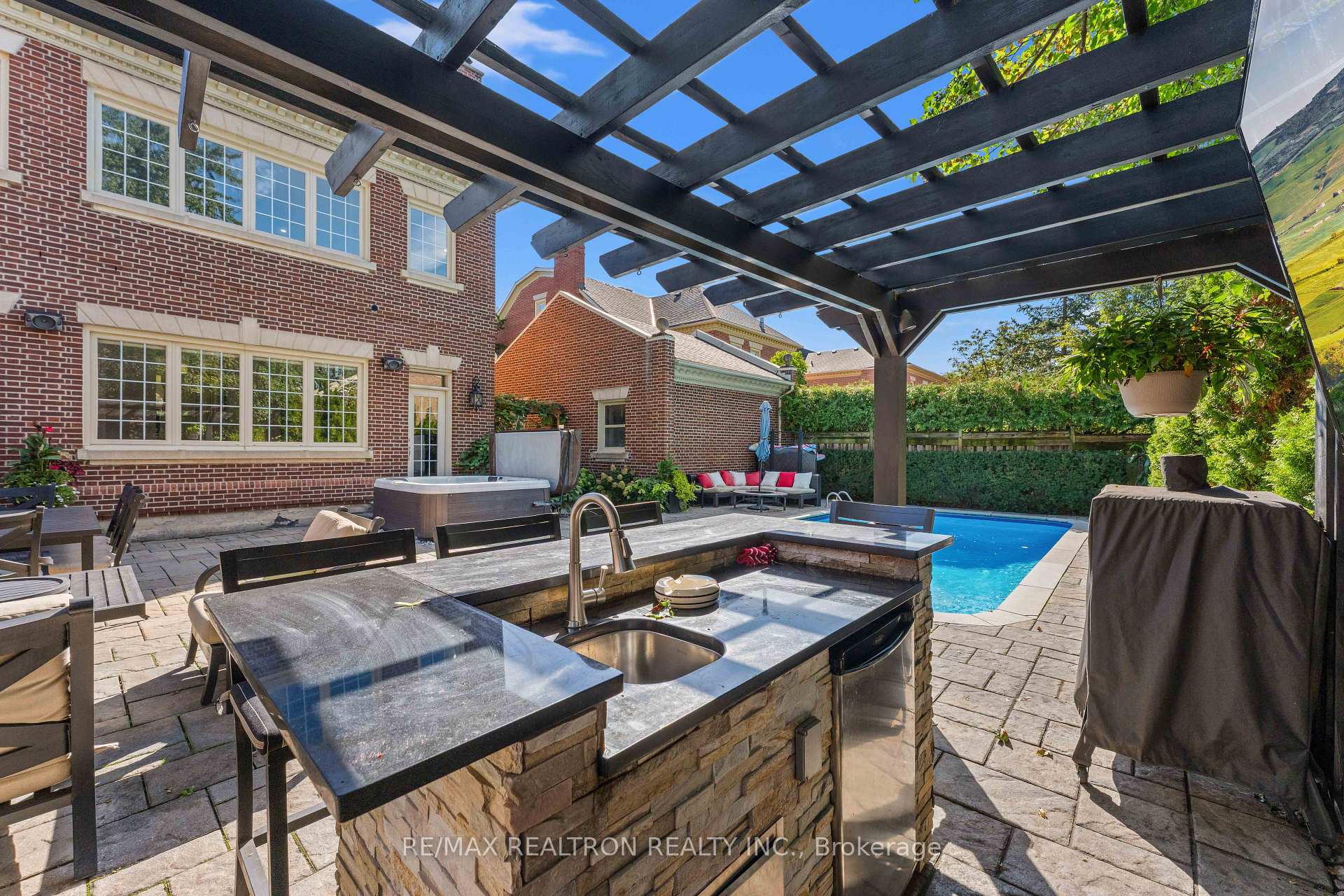 Photo 48 of 6 Oatlands Drive, Richmond Hill, Mill Pond — HOMEH