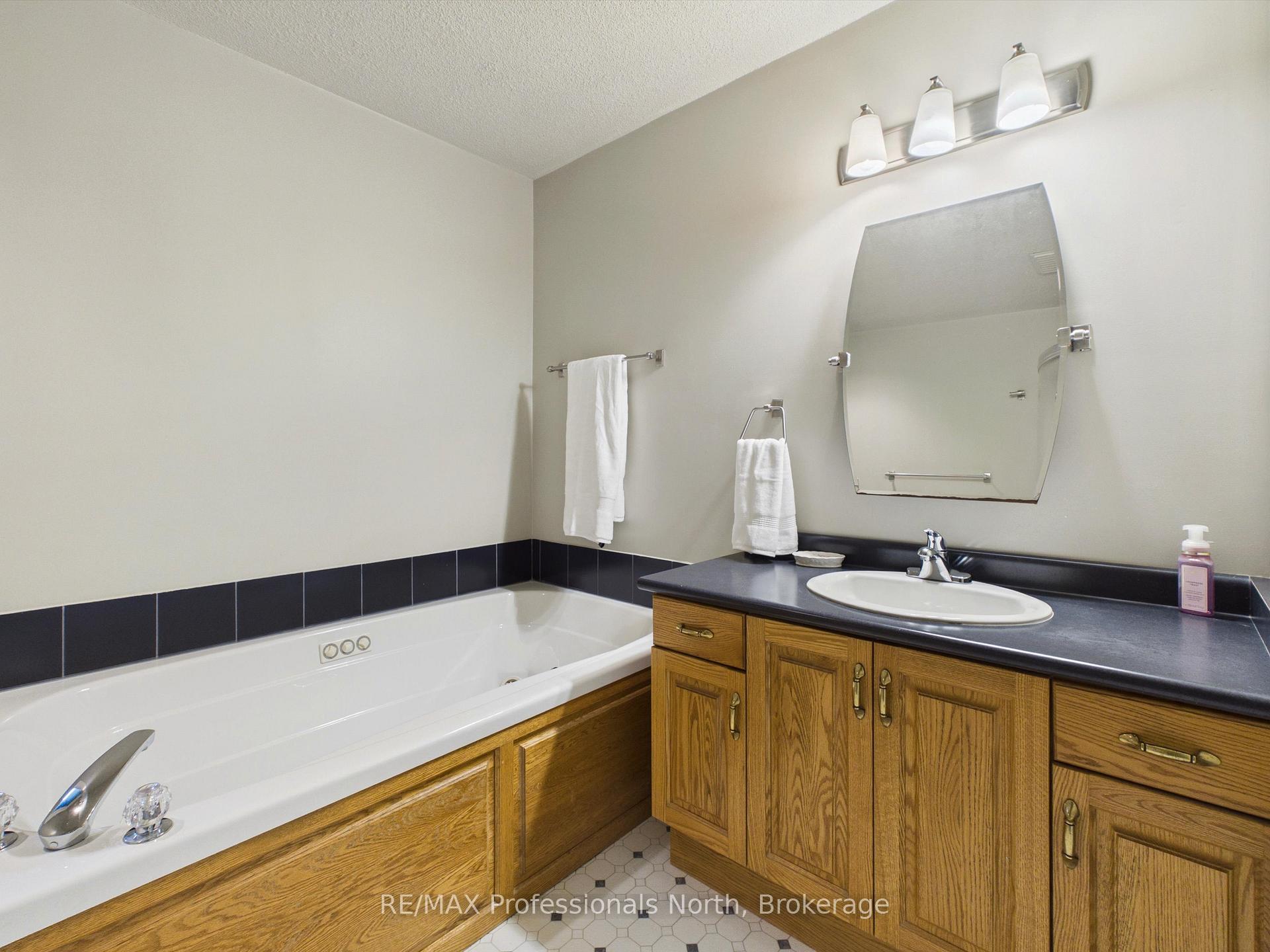 Photo 20 of 52 Golf Course Road, Bracebridge, Macaulay — HOMEH