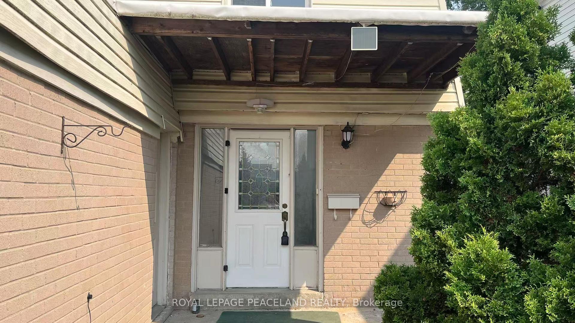 Photo 2 of 711 Irwin Crescent, Newmarket, Huron Heights-Leslie Valley — HOMEH