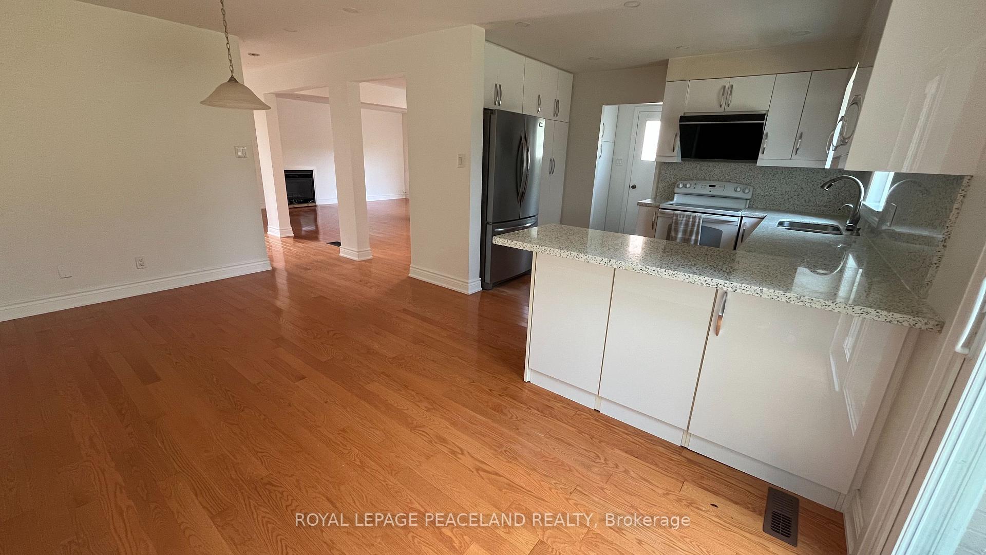 Photo 5 of 711 Irwin Crescent, Newmarket, Huron Heights-Leslie Valley — HOMEH