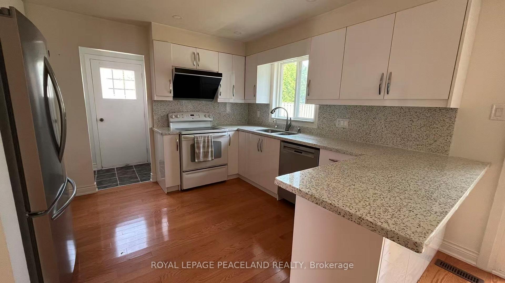 Photo 8 of 711 Irwin Crescent, Newmarket, Huron Heights-Leslie Valley — HOMEH