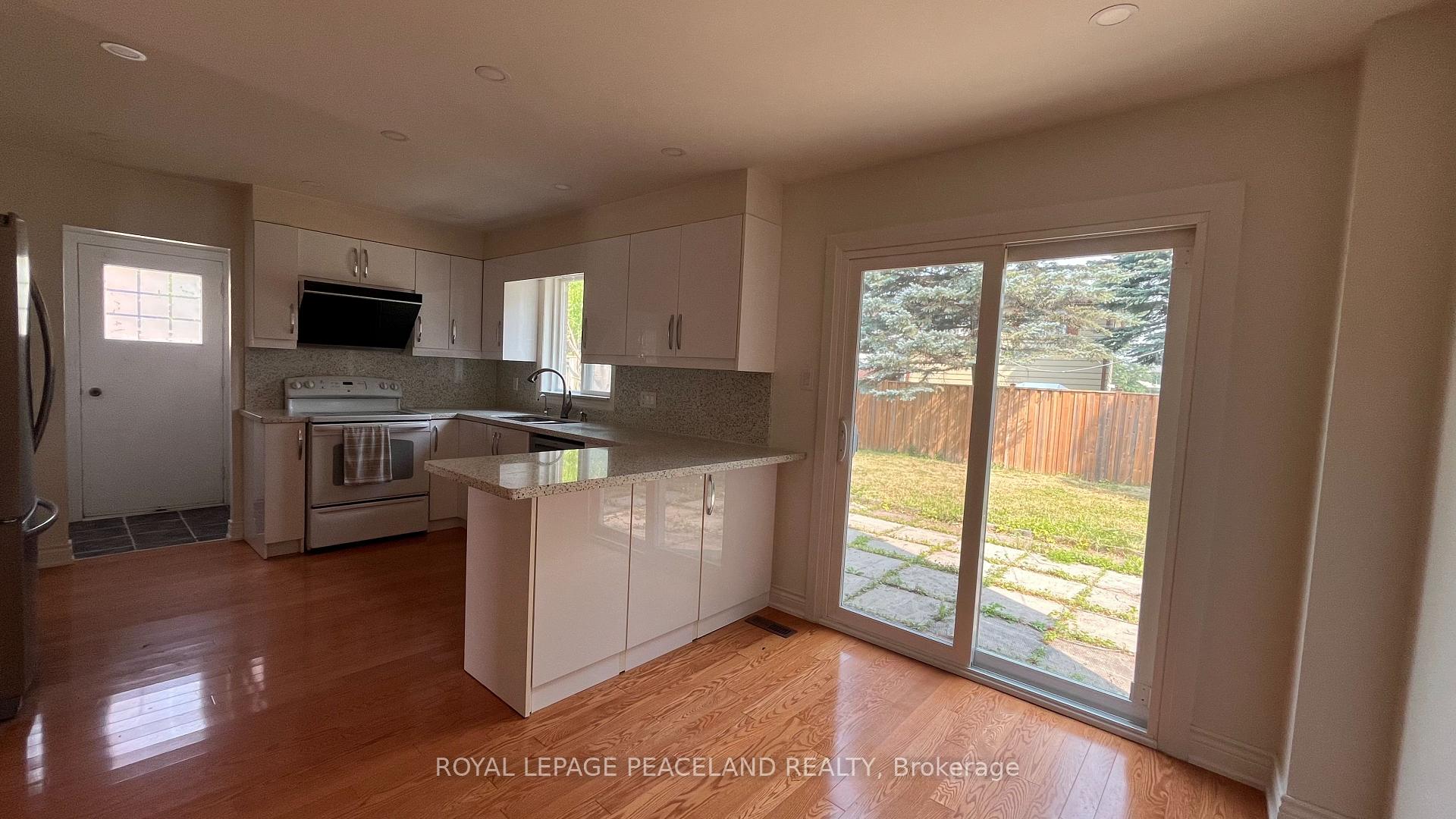Photo 9 of 711 Irwin Crescent, Newmarket, Huron Heights-Leslie Valley — HOMEH