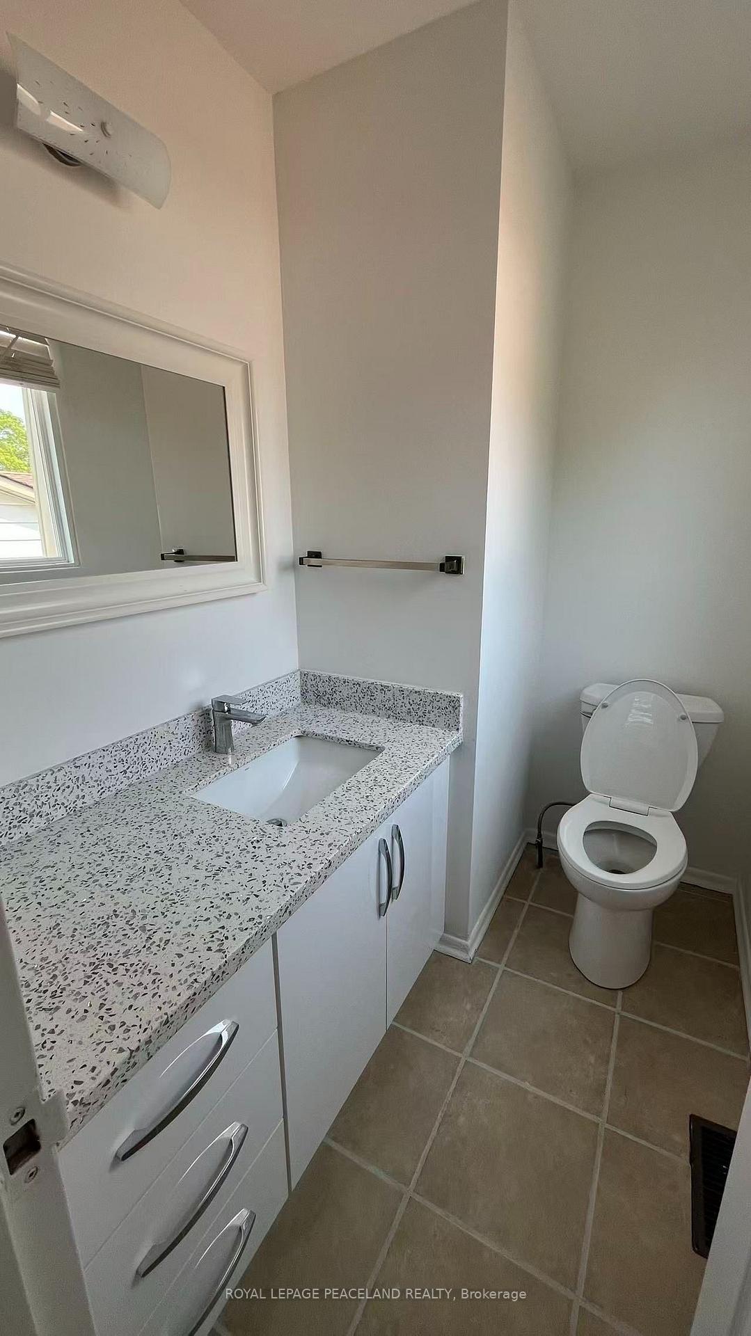 Photo 14 of 711 Irwin Crescent, Newmarket, Huron Heights-Leslie Valley — HOMEH