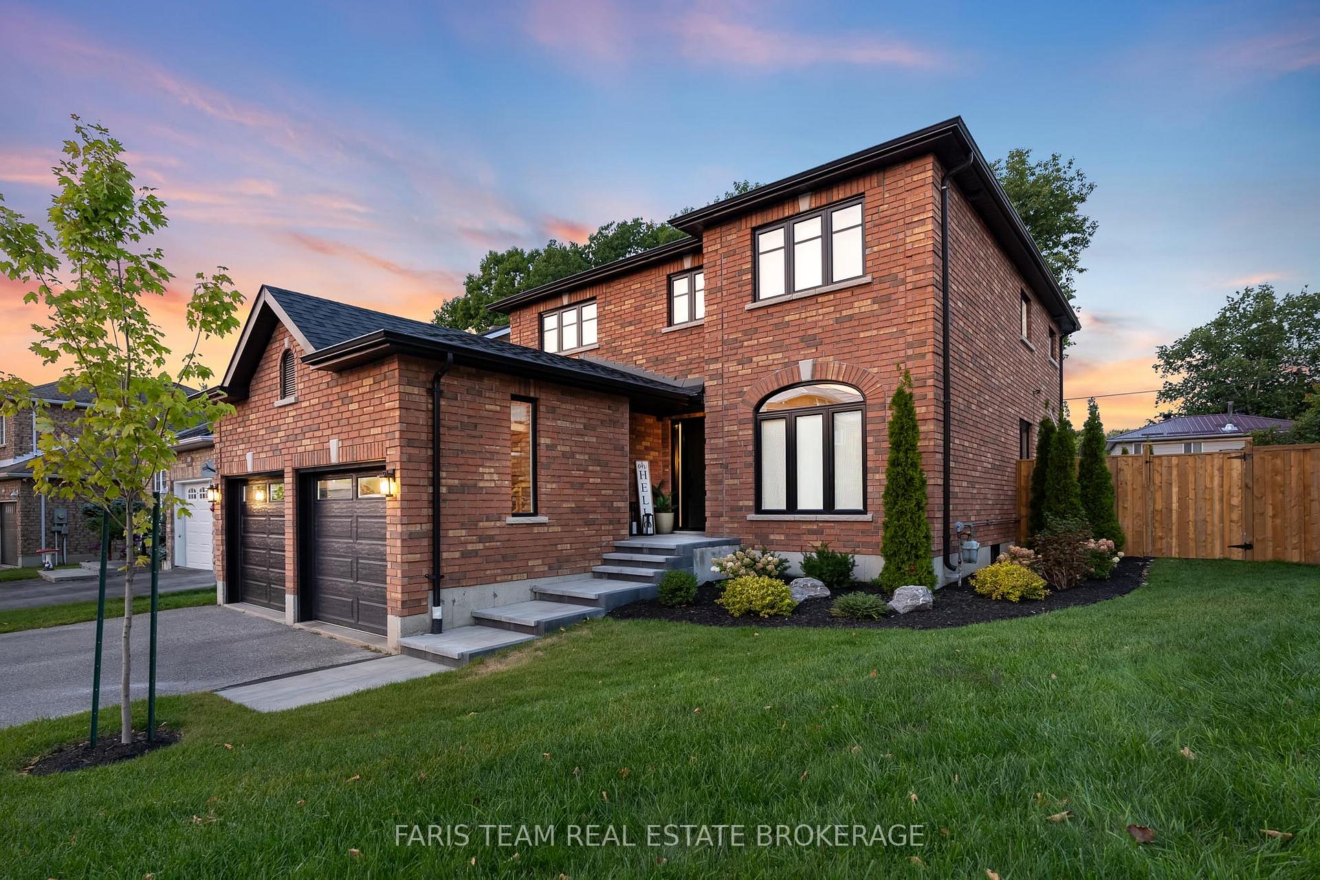 Photo 2 of 993 Whitney Crescent, Midland — HOMEH