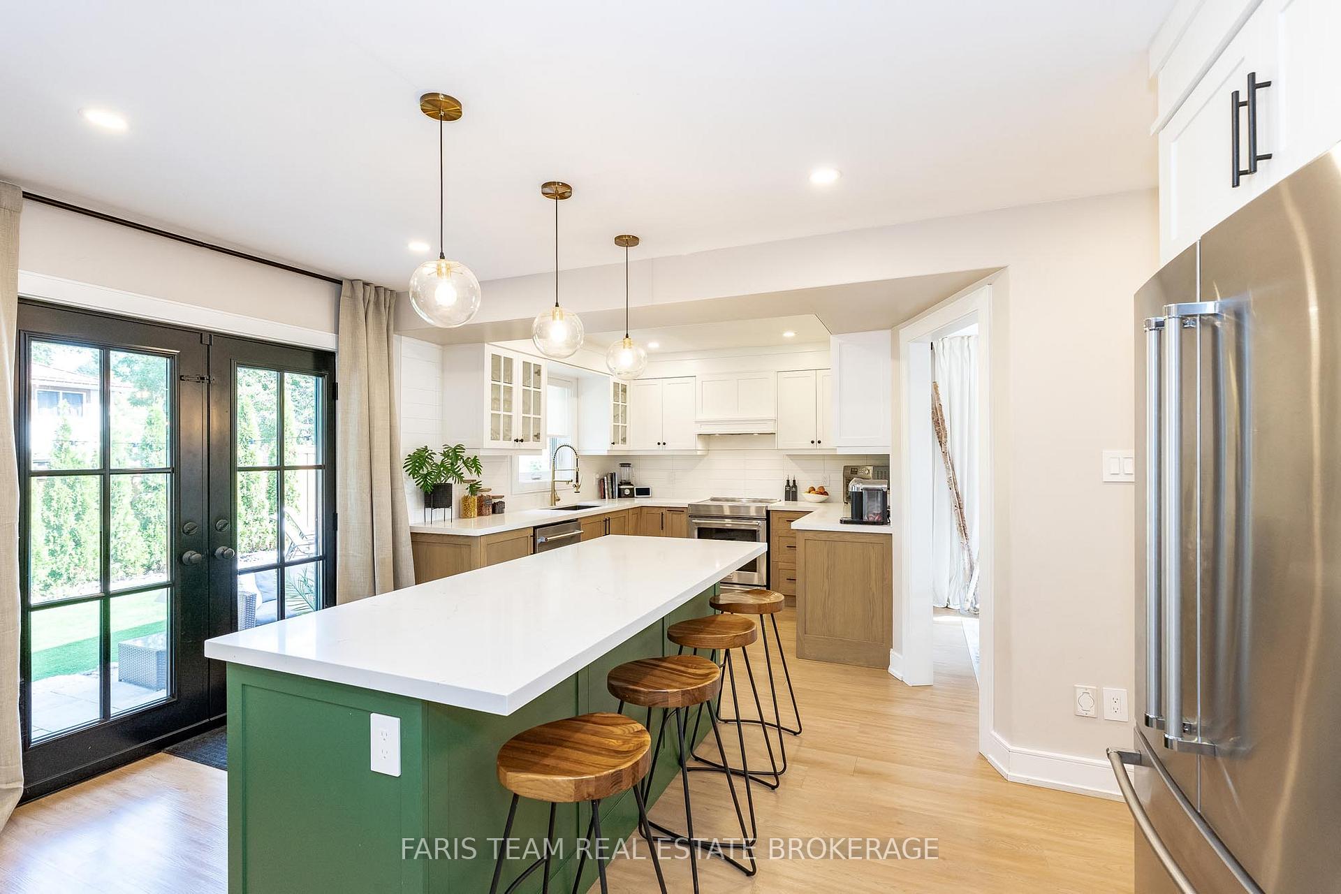 Photo 3 of 993 Whitney Crescent, Midland — HOMEH