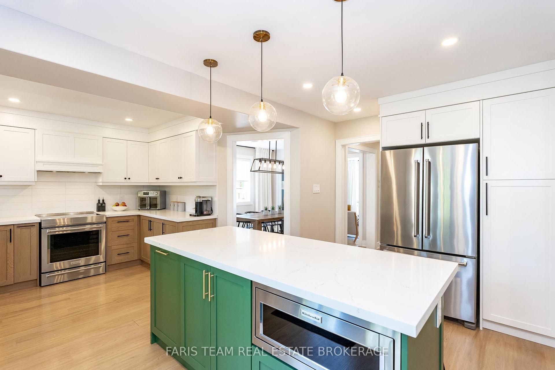 Photo 4 of 993 Whitney Crescent, Midland — HOMEH
